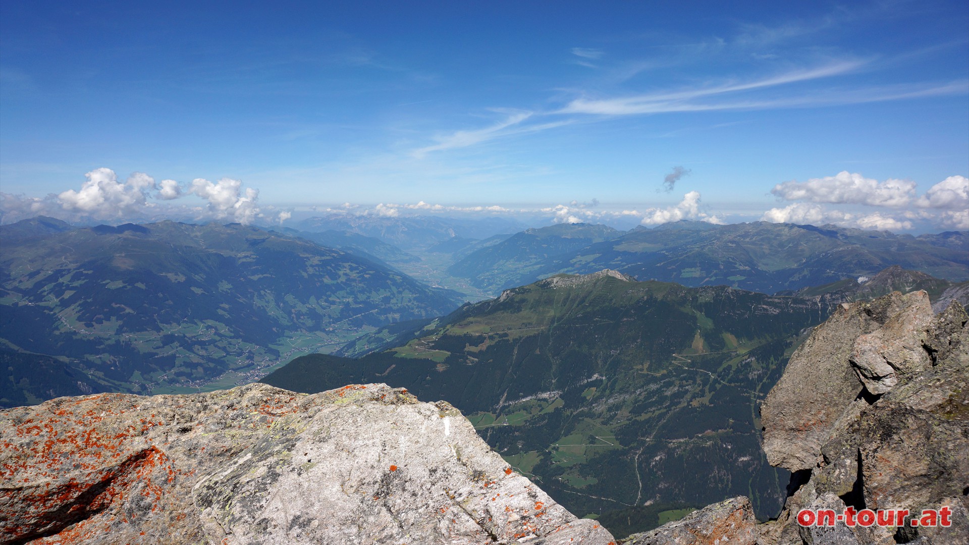 Im Norden, rechts vom Zillertal, beginnen die Kitzbheler Alpen. Davor ragt noch das Hochfeld empor.