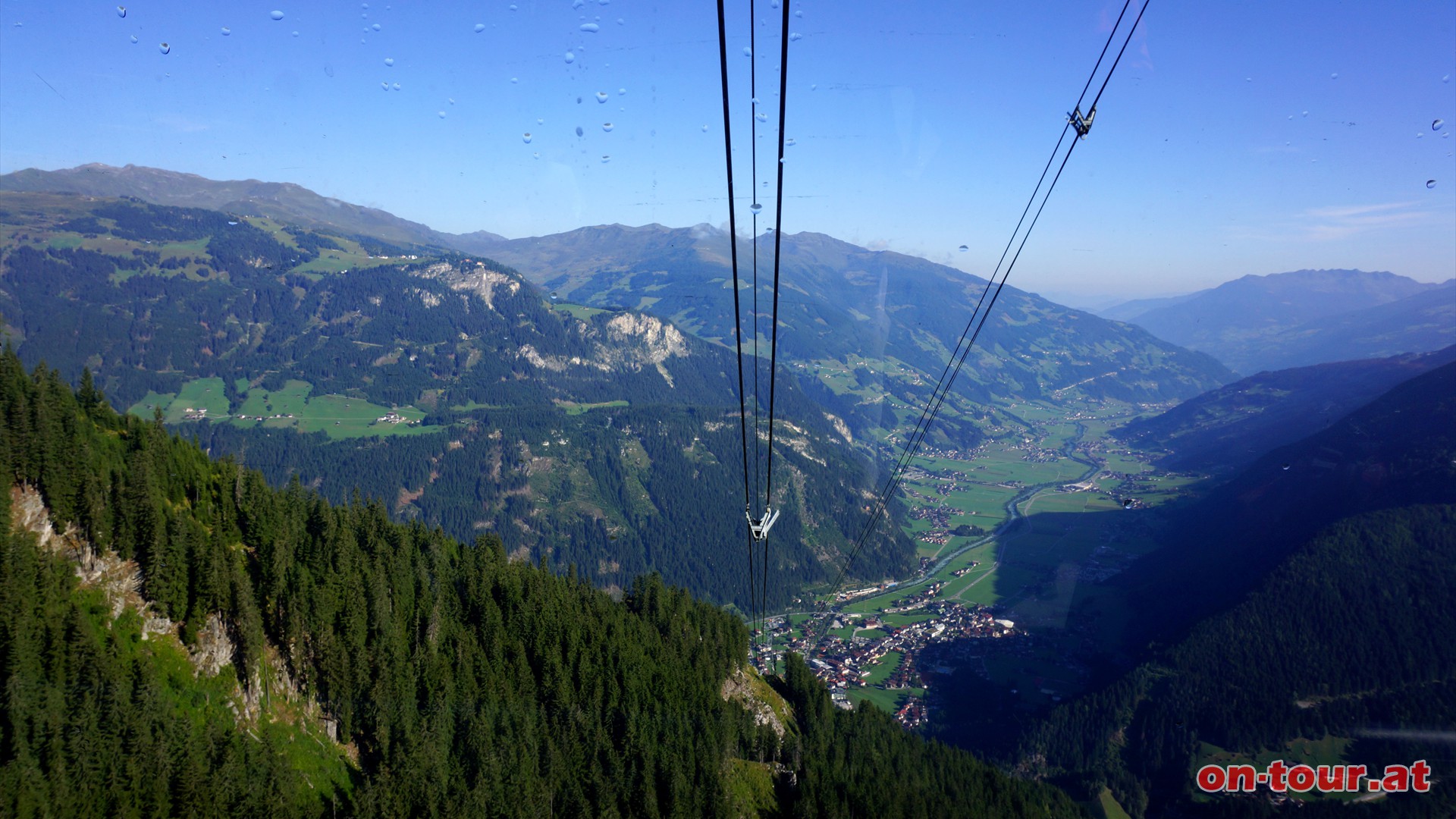 -Relativ einfach- bezieht sich zunchst einmal auf den komfortablen und raschen Hhentransport. Von Mayrhofen aus geht es mit der Ahornbahn ...