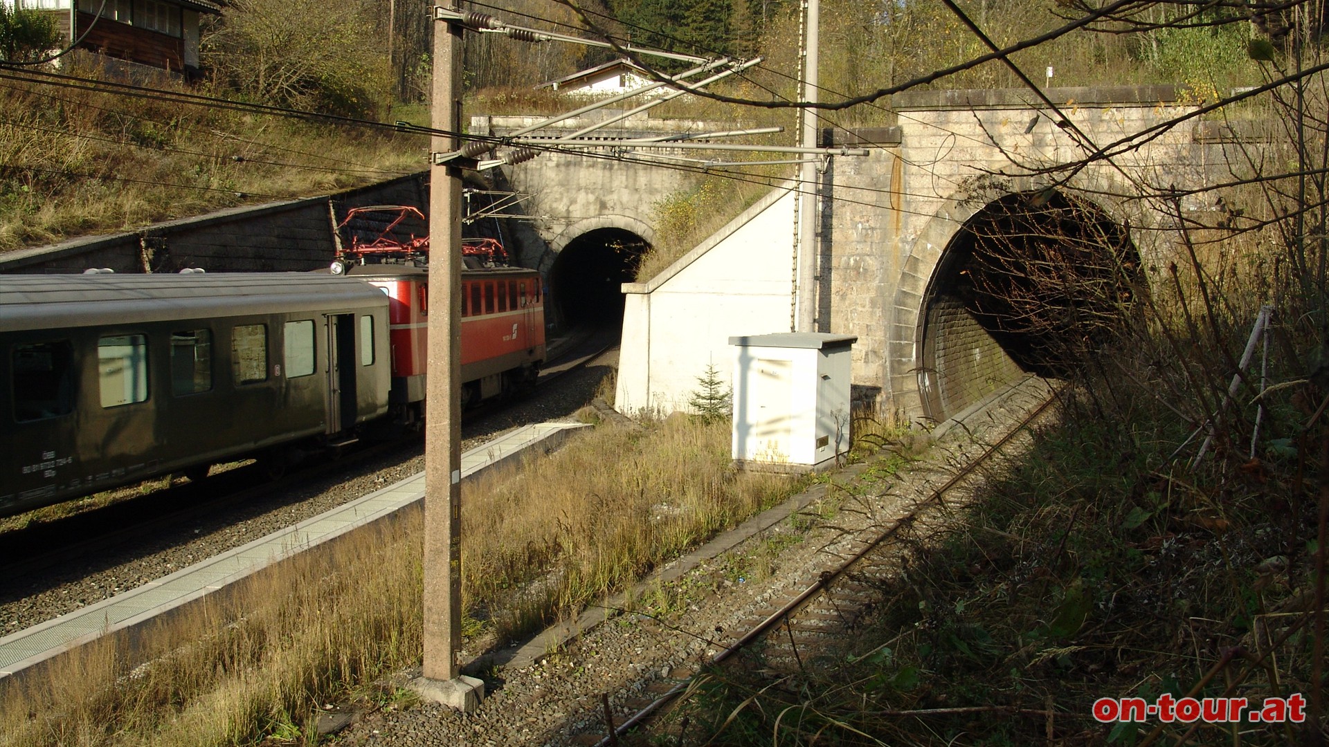 Vor der Passhhe Semmering taucht die Bahn in den Haupttunnel ein, der aus zwei eingleisigen Tunnelrhren besteht.