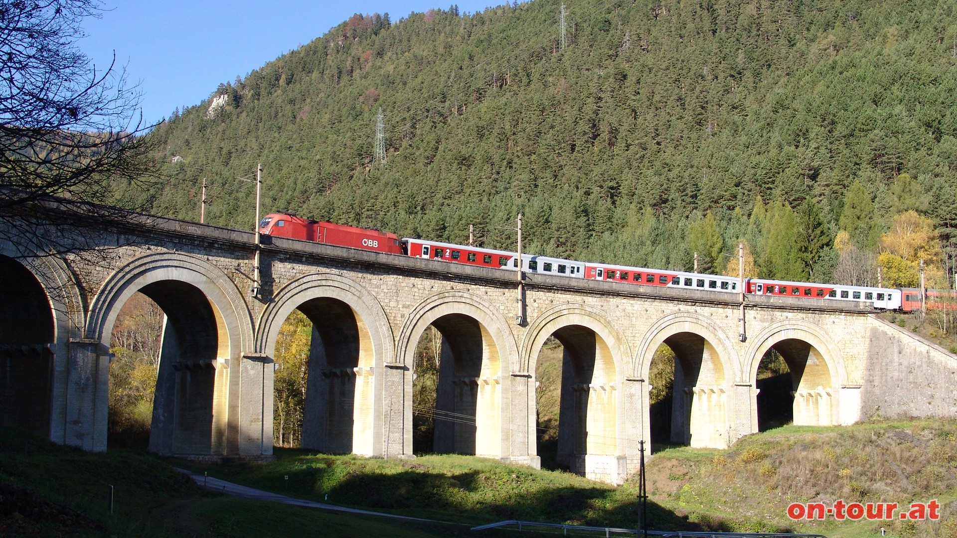 Weiter zum Viadukt im unteren Adlitzgraben, auch Fleischmannbrcke genannt.