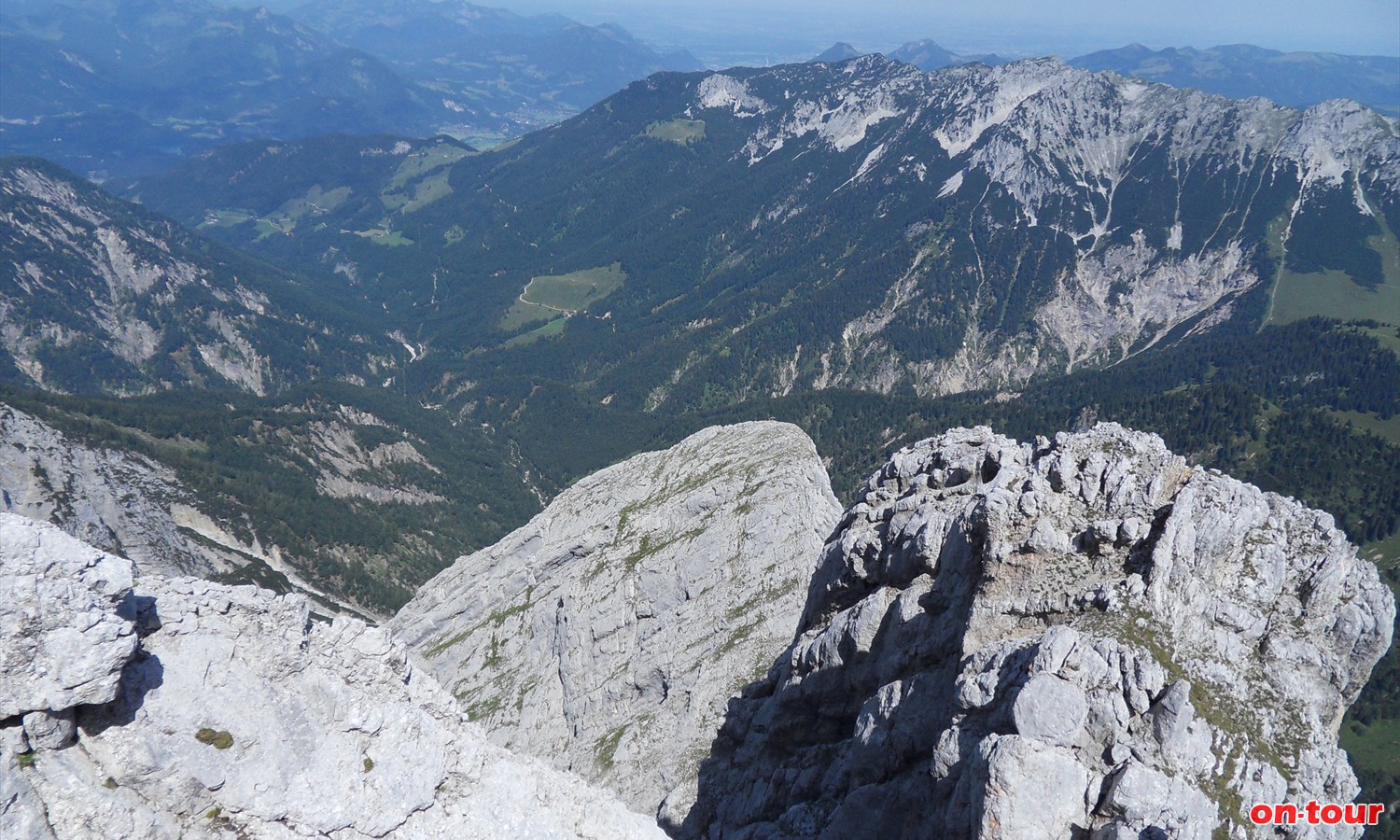 Gamshalt (2.291 m). Blick ins Kaisertal, zum Kleinen Halt und zum Zahmen Kaiser.