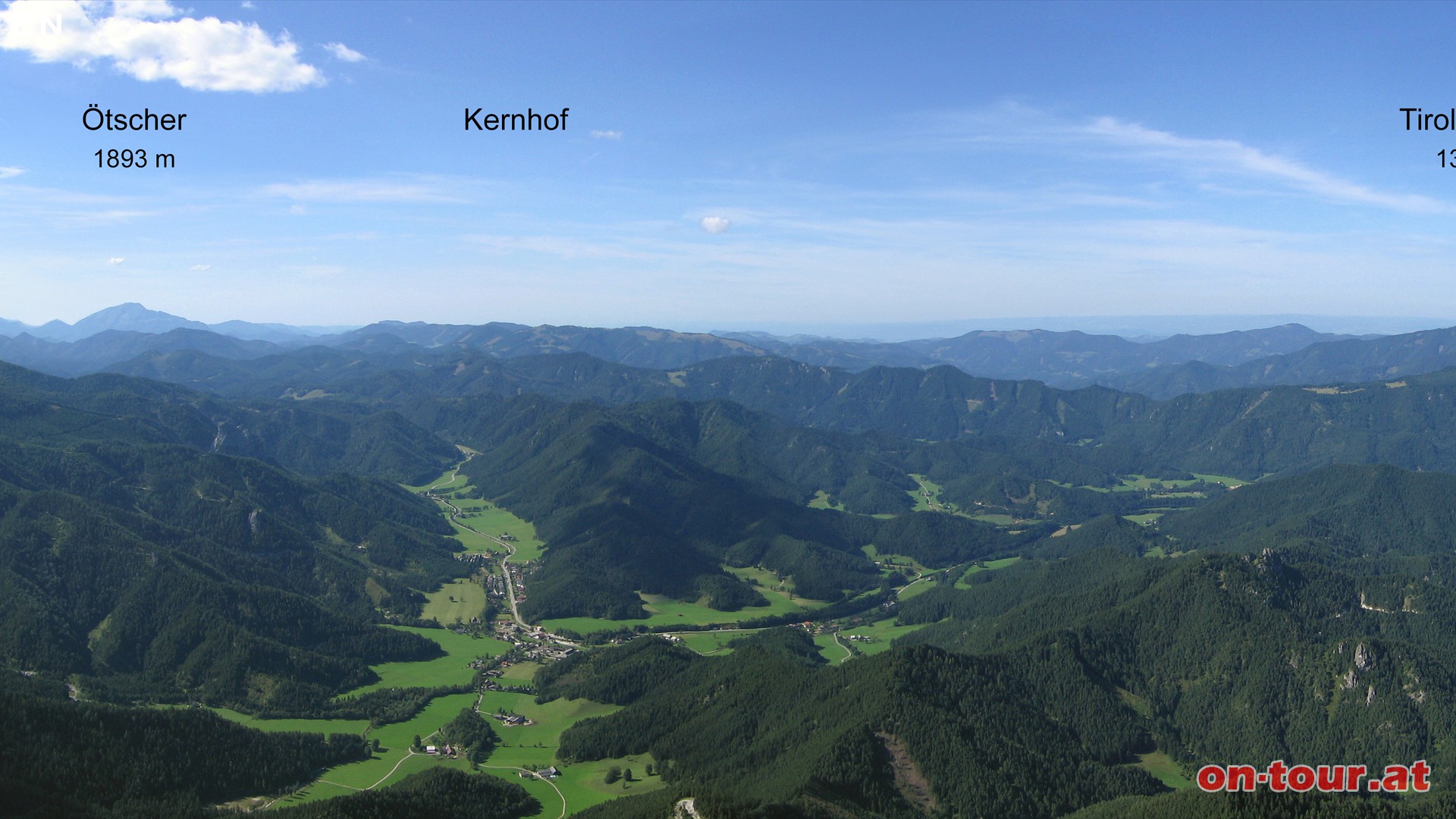 Ein herrlicher Panoramablick vom Gipfel. Im Nordwestlichen Talbecken liegt Kernhof. Links im Hintergrund erhebt sich der tscher.
