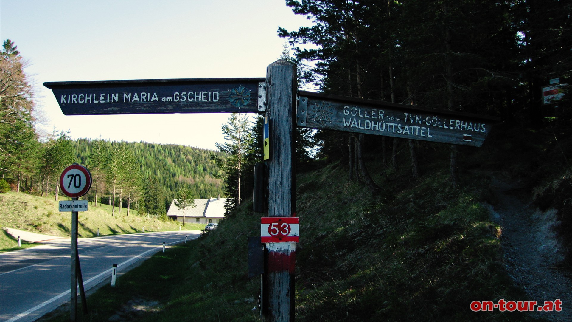 Am Straenrand fhrt der Wanderweg nach Sdosten Richtung Gller.