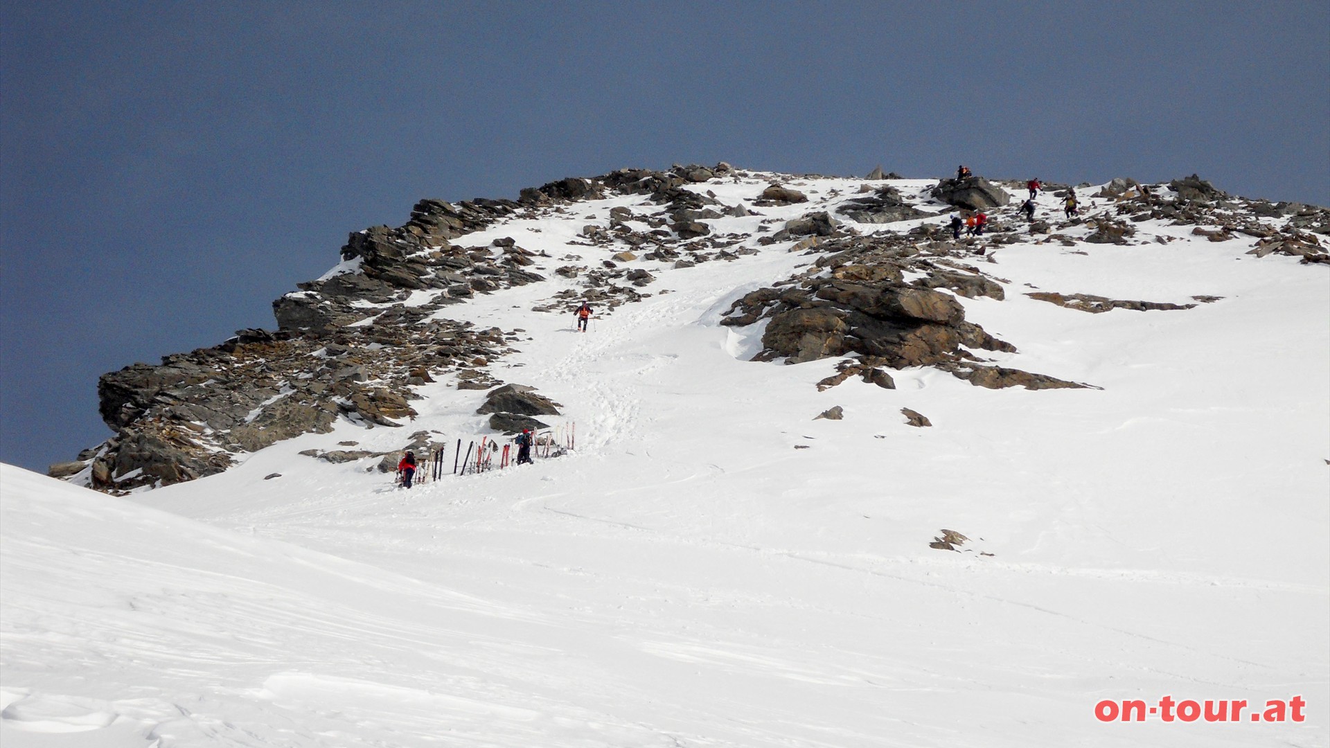 Am SW Gipfelaufbau des Geigers - ein guter Platz fr ein Skidepot. Die restlichen Meter steil bergauf.