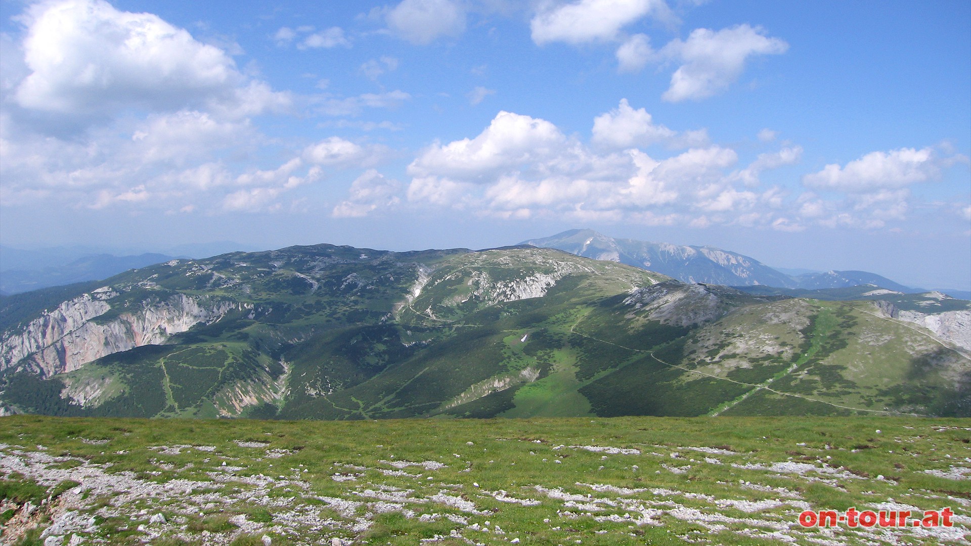 Im Nordosten das weitlufige Raxplateau und im Hintergrund der Schneeberg.