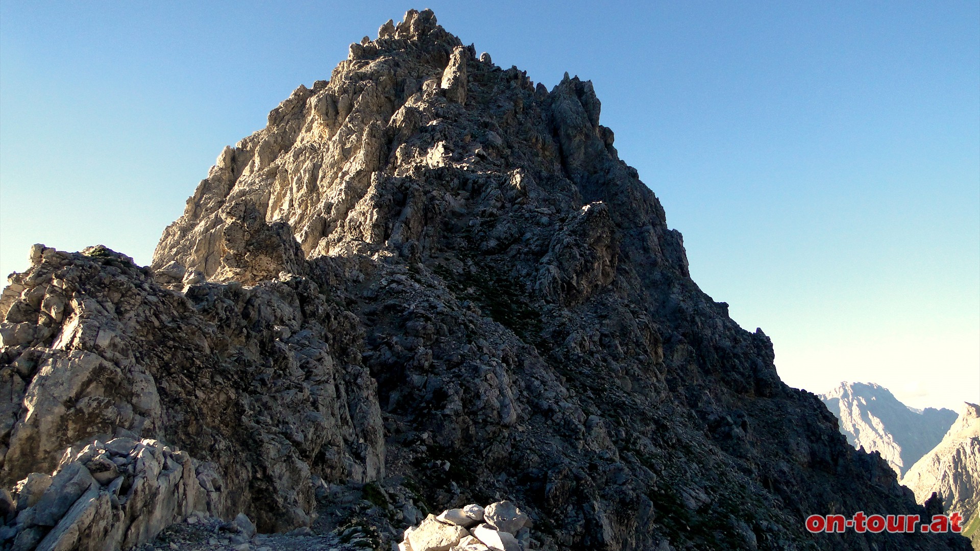 Der Aufstieg ber den Grat ist schwierig (Alpine Erfahrung, Trittsicherheit und Schwindelfreiheit - leichte Kletterei).