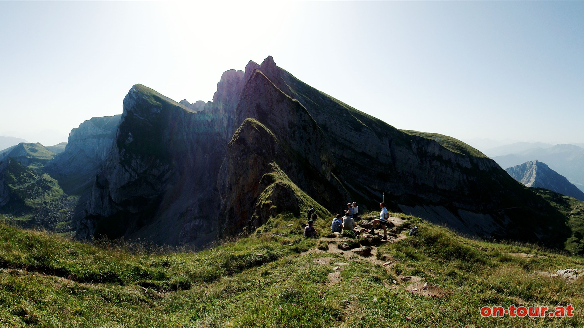 Am Sattel zeigen sich im Osten die eindrucksvollen, spitzen Felswnde des Spieljoches (Mitte) und der Seekarlspitze (links).