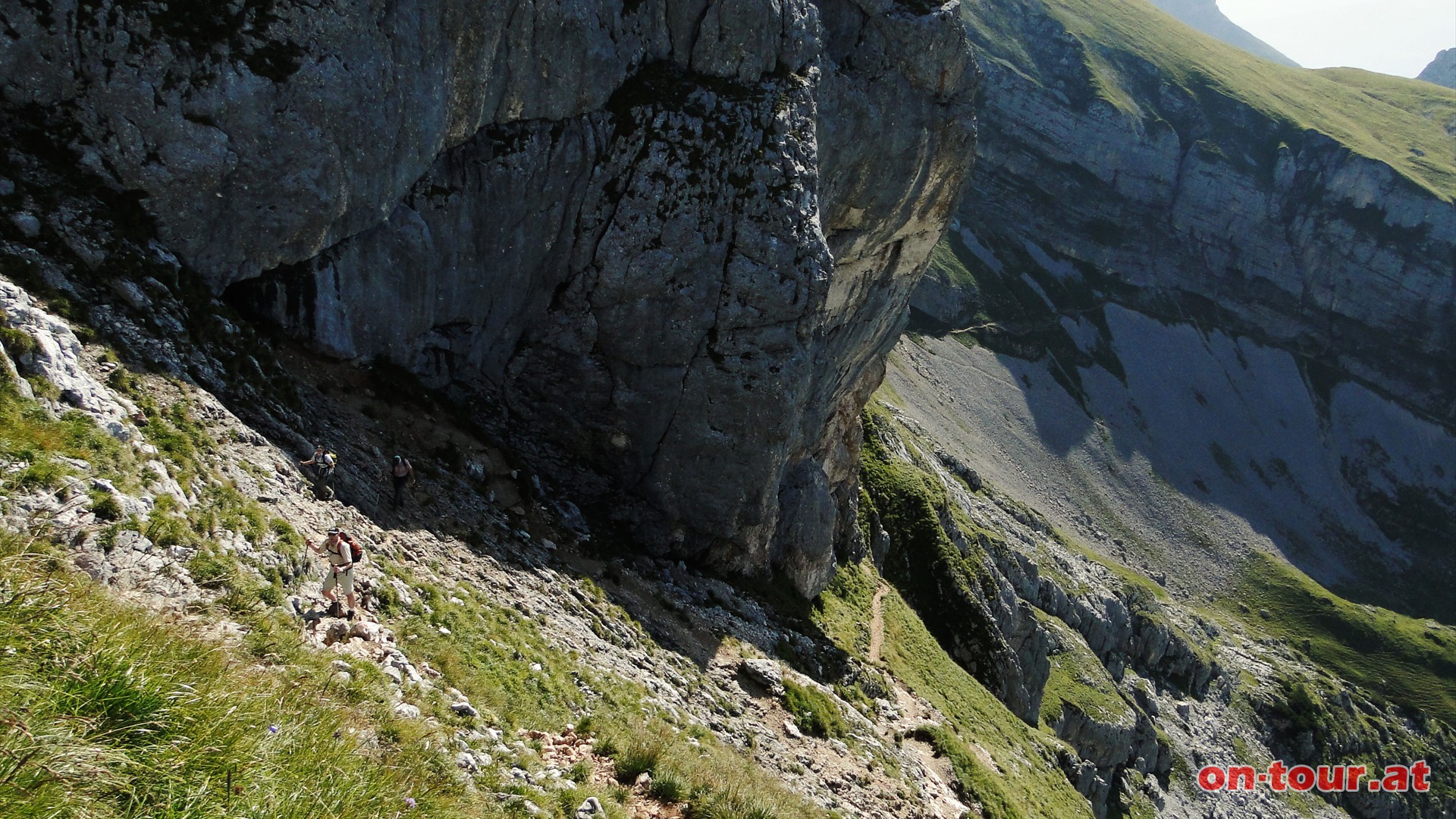 ber eine steinige Steilstufe, am westlichen Gipfelaufbau entlang, geht es weiter nach oben. Die letzten Hhenmeter dann noch am flacheren, grasigen Westhang entlang.
