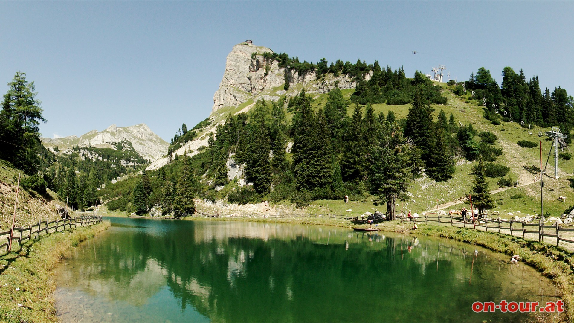 Davor aber gibt es im Vorderen Gschll noch einen herrlichen Bergsee zu bewundern; mit dem Hochiss als Hintergrund (links).