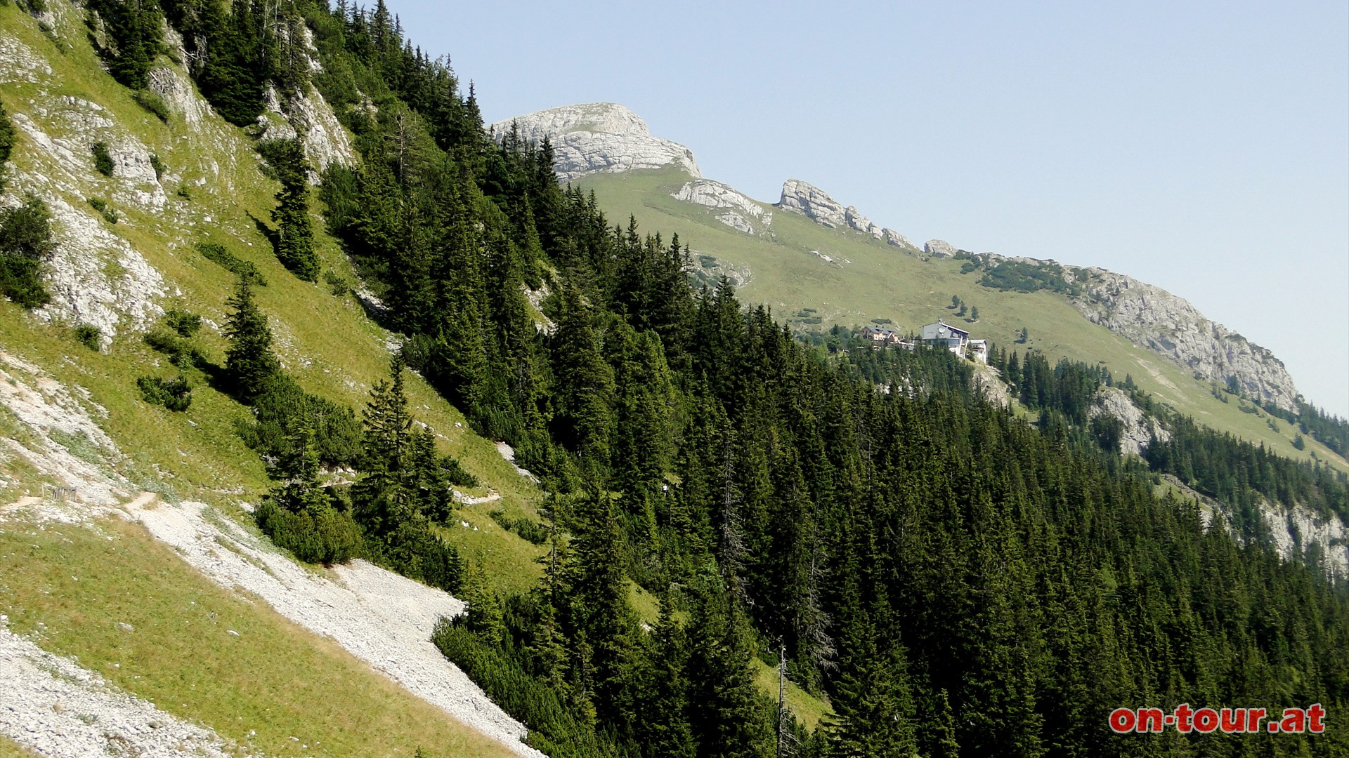 Der Mauritzkopf mit der Rofanseilbahn-Bergstation rckt nher.