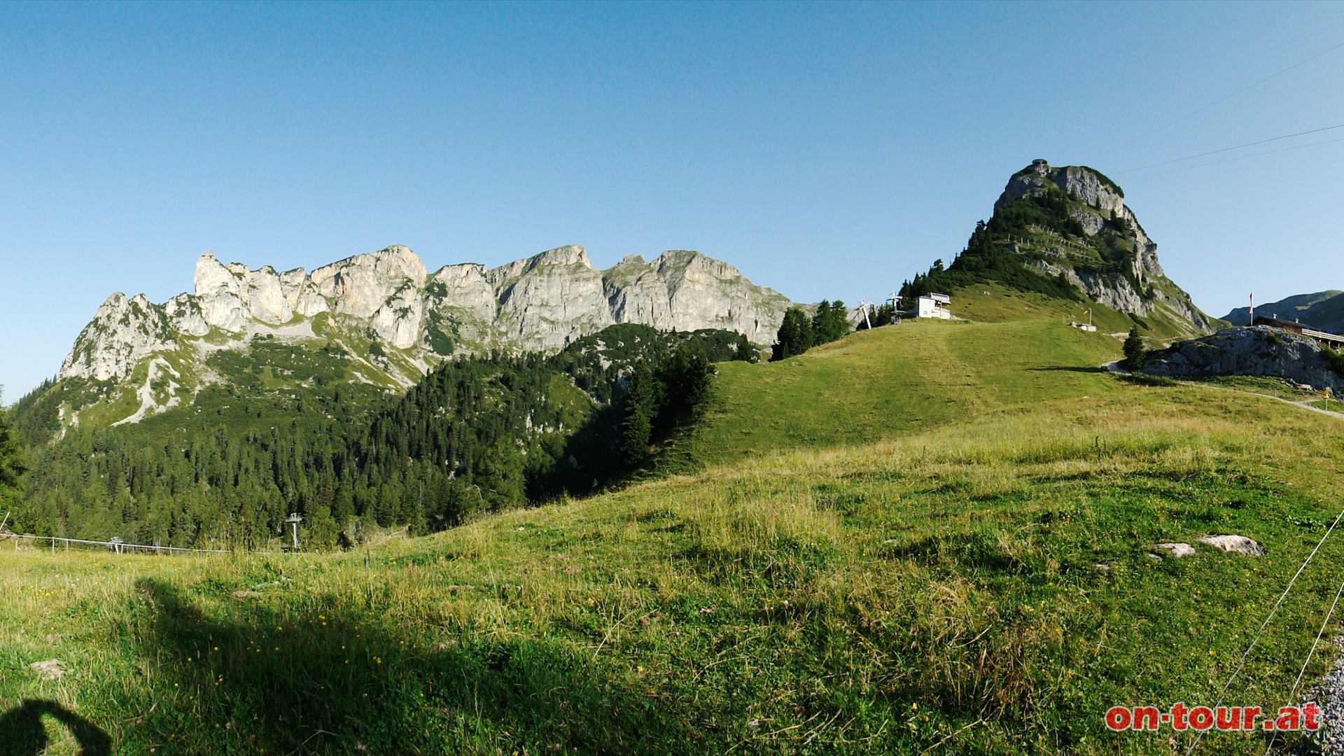 Die Dalfazer Wnde (links); nun bergauf Richtung Gschllkopf (rechts); beim Wegweiser links (Hochiss).