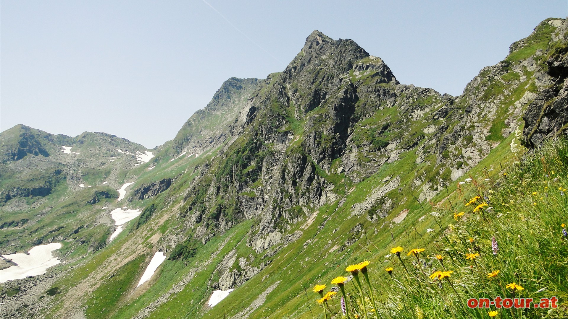 Beim Abzweig auf 1.650 m scharf nach links und wieder aufwrts Richtung Glattjoch.