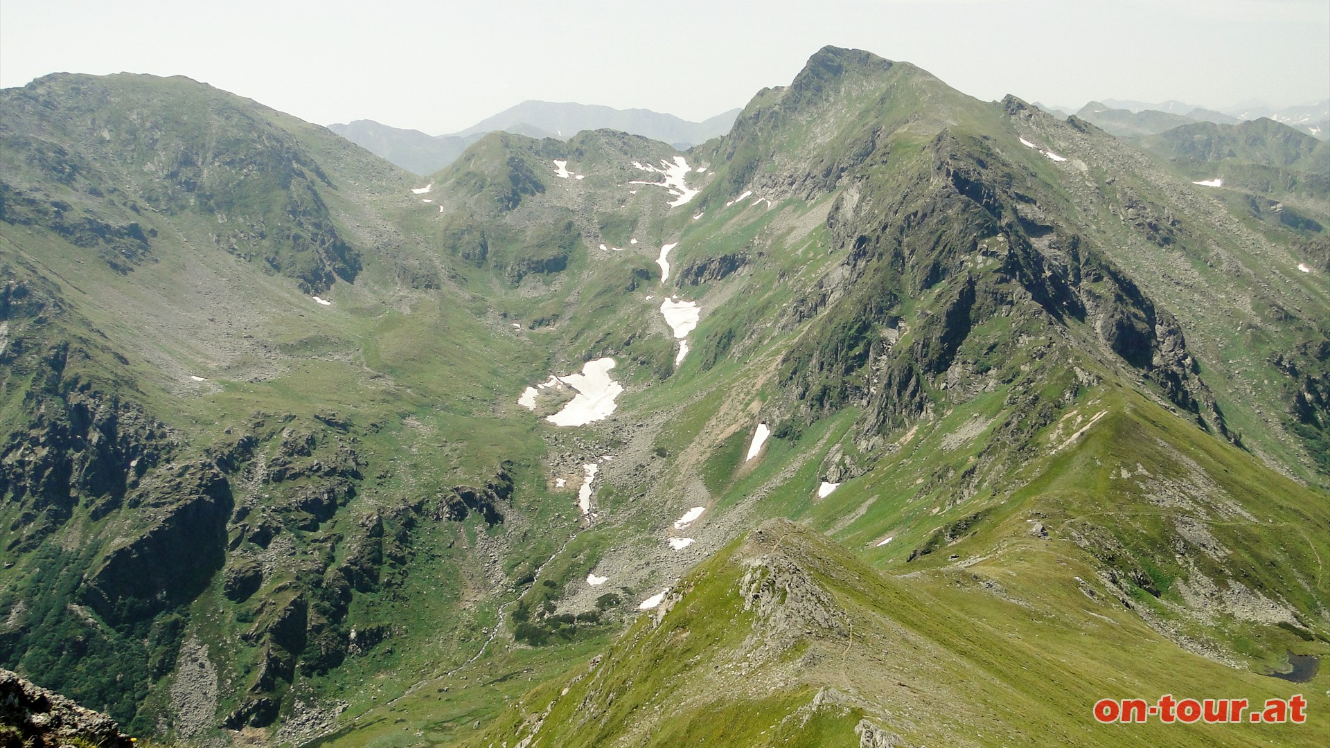 Rckblick zum Glattjoch (rechts unten), zur Hochweberspitze (rechts) und zum Hochfeld (links).