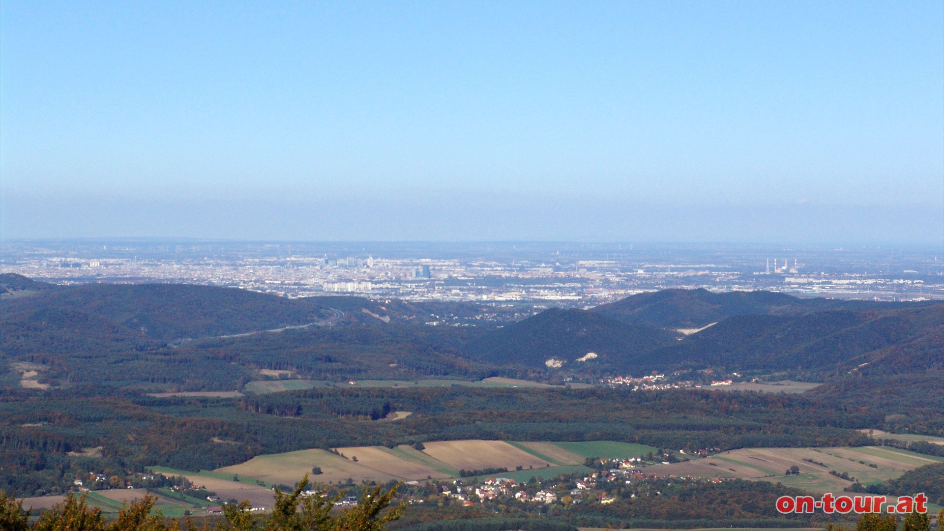 ber Siegenfeld und Gaaden hat man im Norden freie Sicht bis nach Wien.