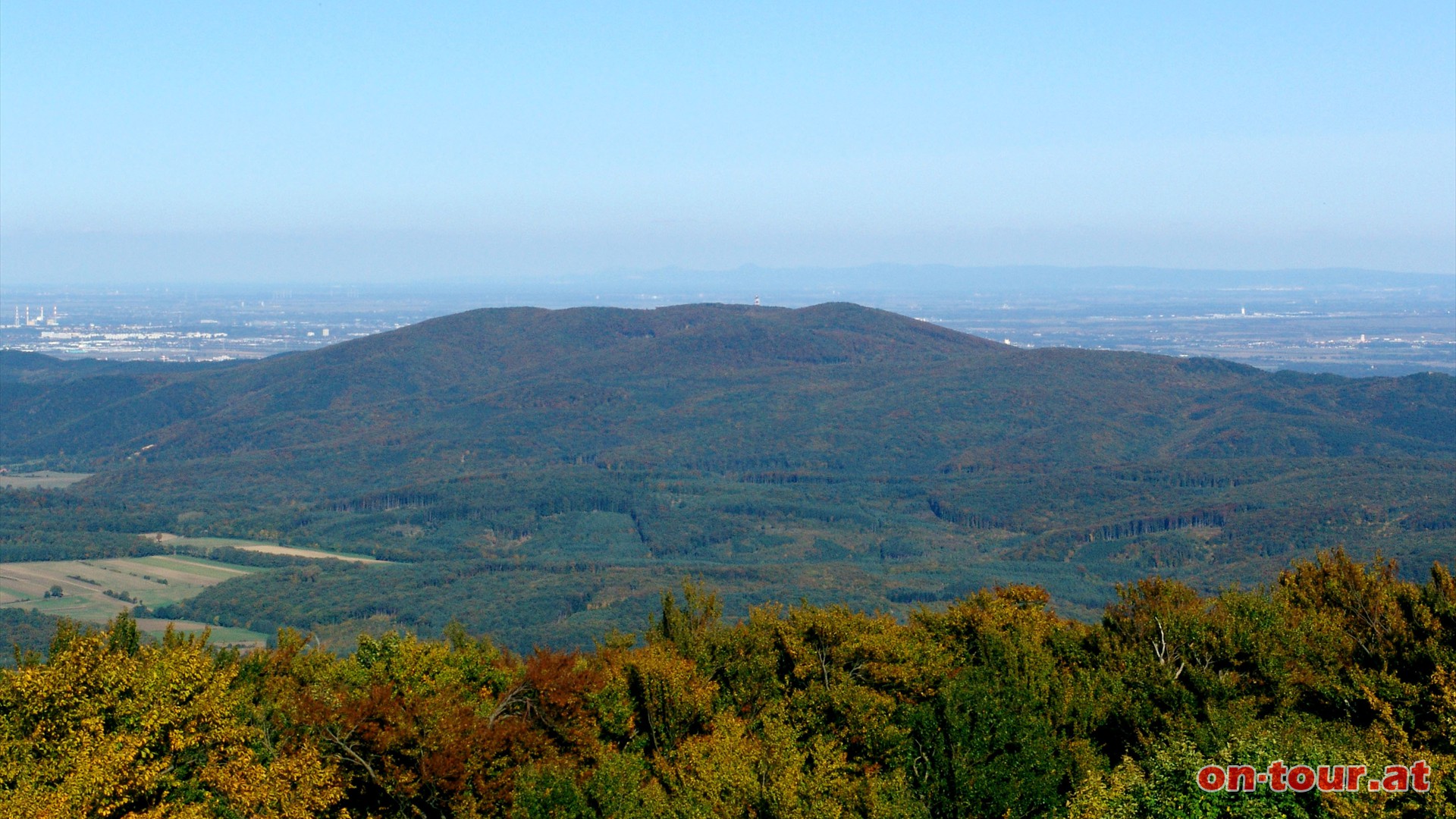 Der 675 m hohe Nachbarberg Anninger befindet sich im Nordosten.