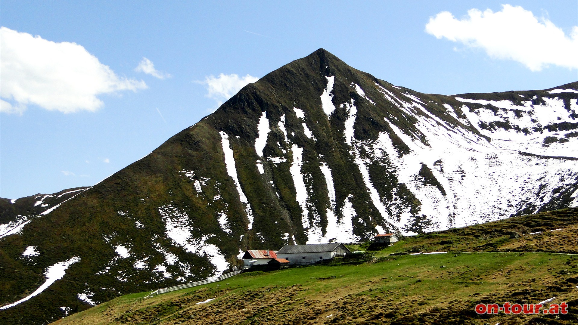 Die steile Nordwest-Flanke des Kgele; davor die Krimpenbachalm.