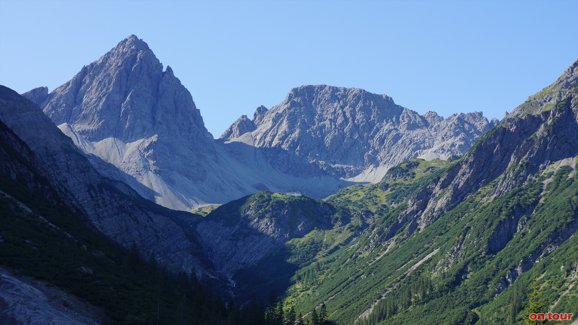 Beim Talschluss thronen die eindrucksvolle Dremelspitze (links), die Schneekarlespitze und die Hanauer Htte.