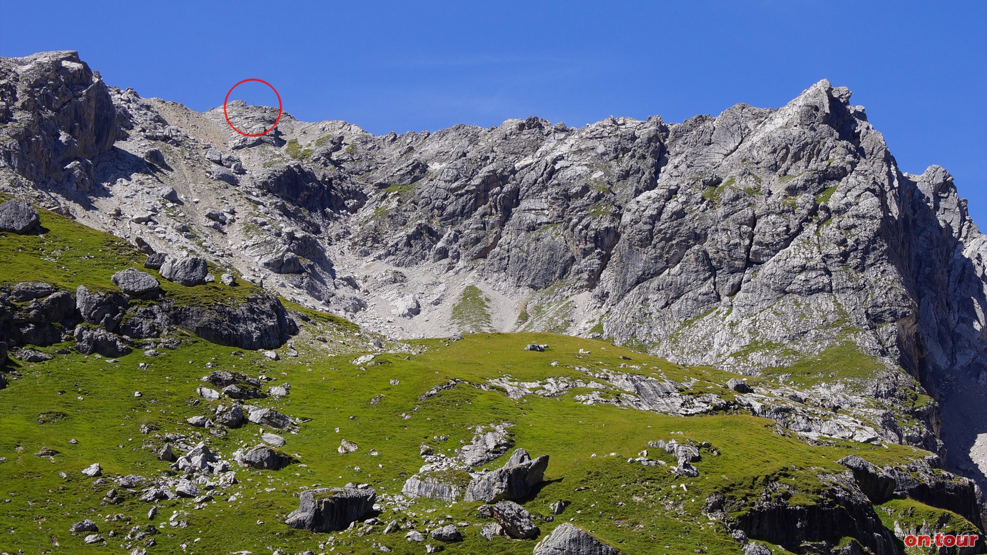 Hier zeigt sich das Gipfelkreuz der Kogelseespitze, allerdings nur fr Adleraugen.