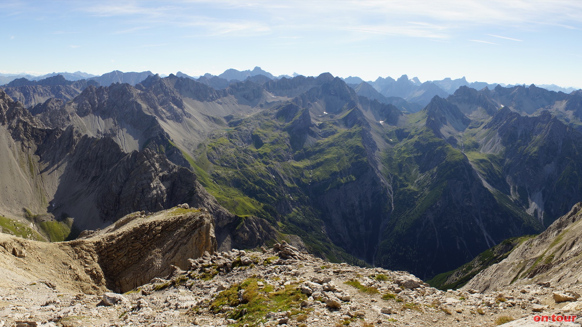 Im Sdwesten reicht der Blick ber die gesamten sdwestlichen Lechtaler Alpen, inkl. der hchsten Erhebung in der Gruppe; ..