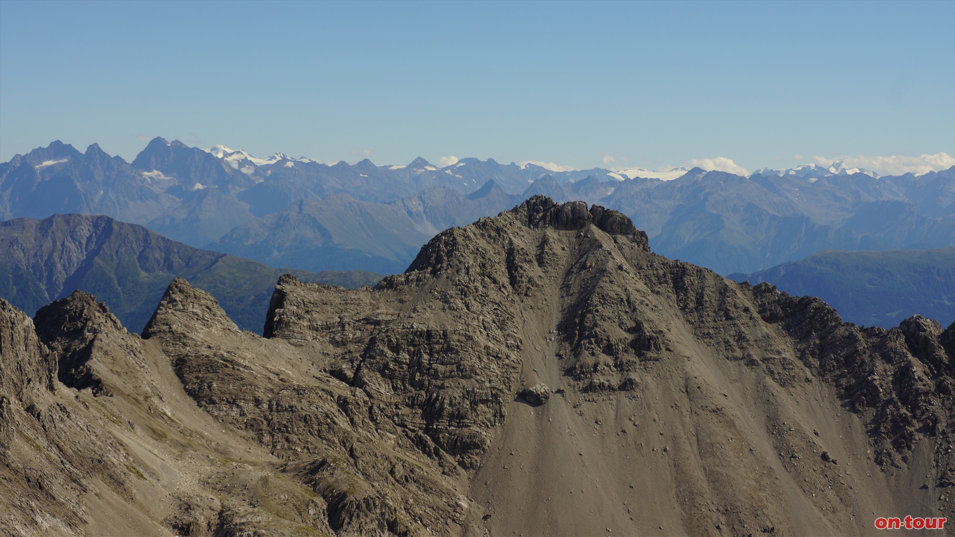 Die schwarze Steinkarspitze, dahinter die tztaler Alpen.