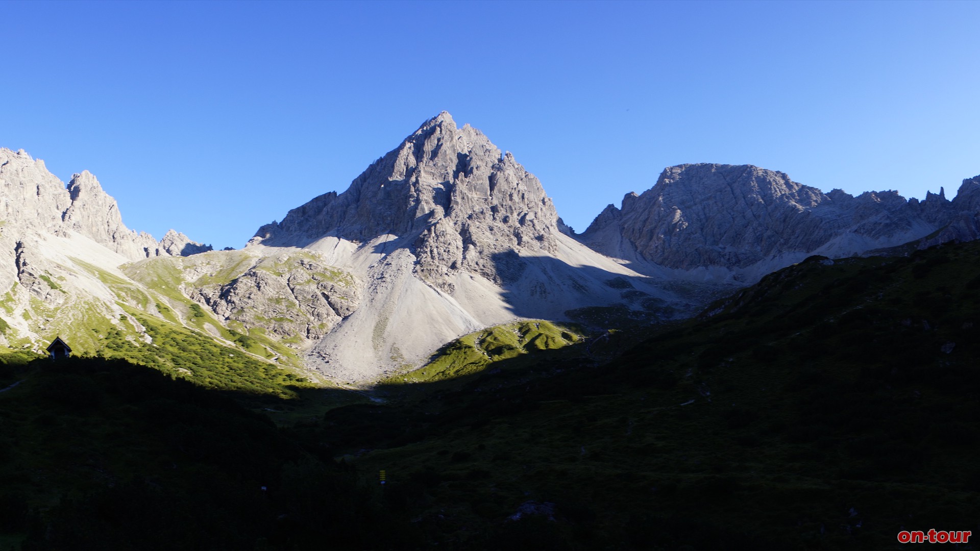 Httenpanorama Richtung Sden (von links nach rechts): Kleiner Schlenker, Dremelspitze, Schneekarlespitze und Parzinnspitze.