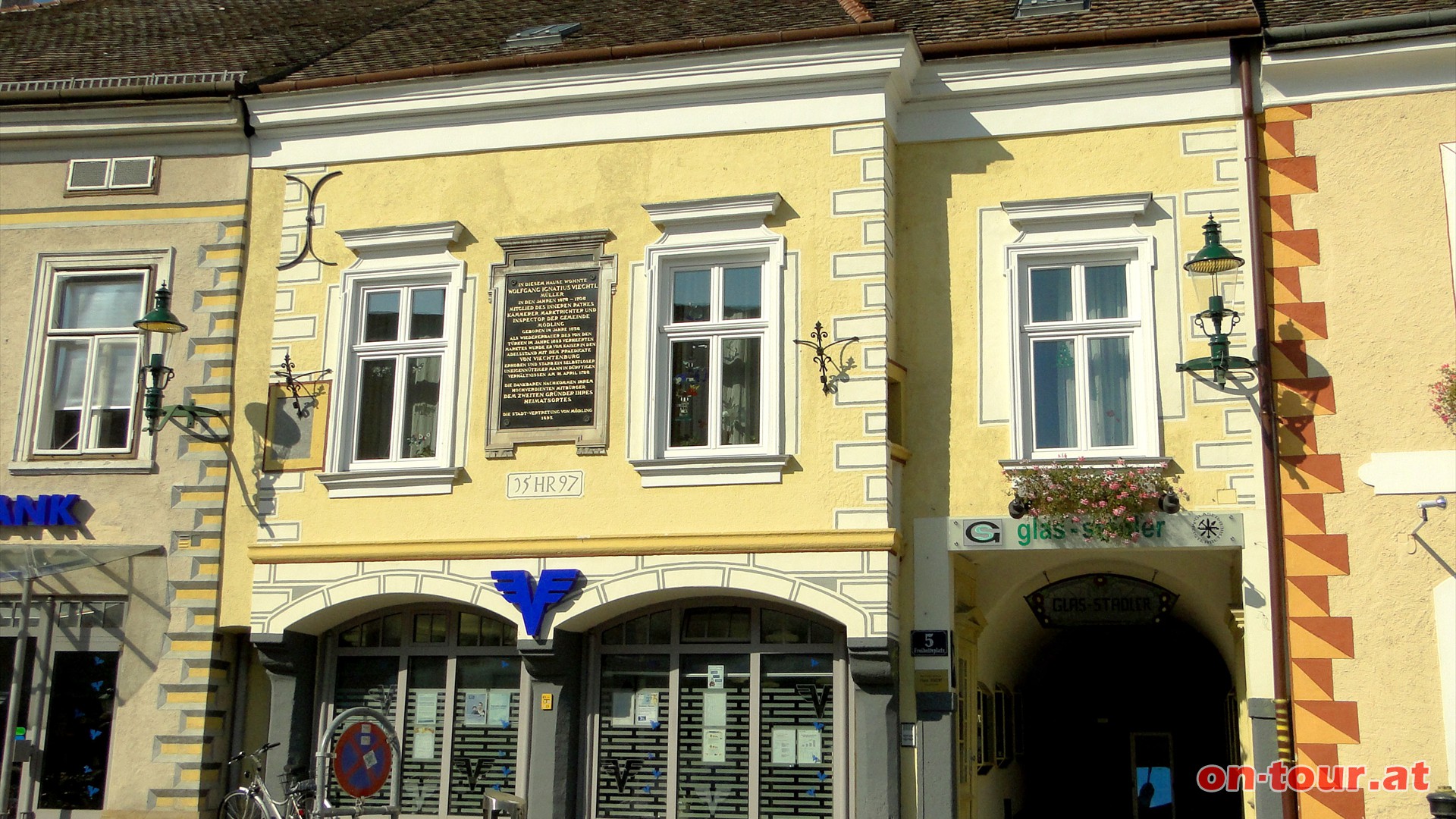 Daneben steht das Haus des ehemaligen Marktrichters Viechtl, der den Wiederaufbau Mdlings.....