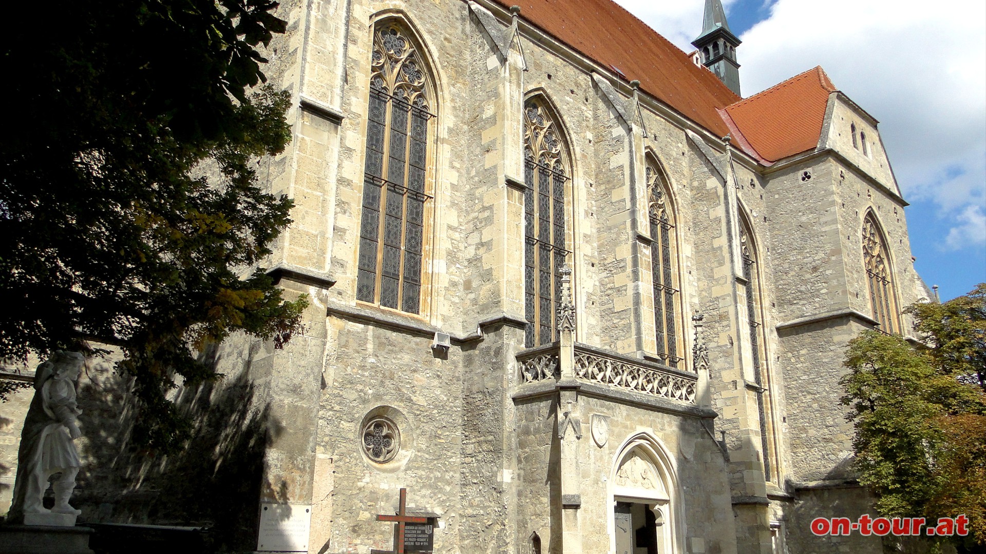 ...sanft bergauf bis zur sptgotischen Hallenkirche St. Othmar. Hinter der Kirche beginnt der Wanderweg.