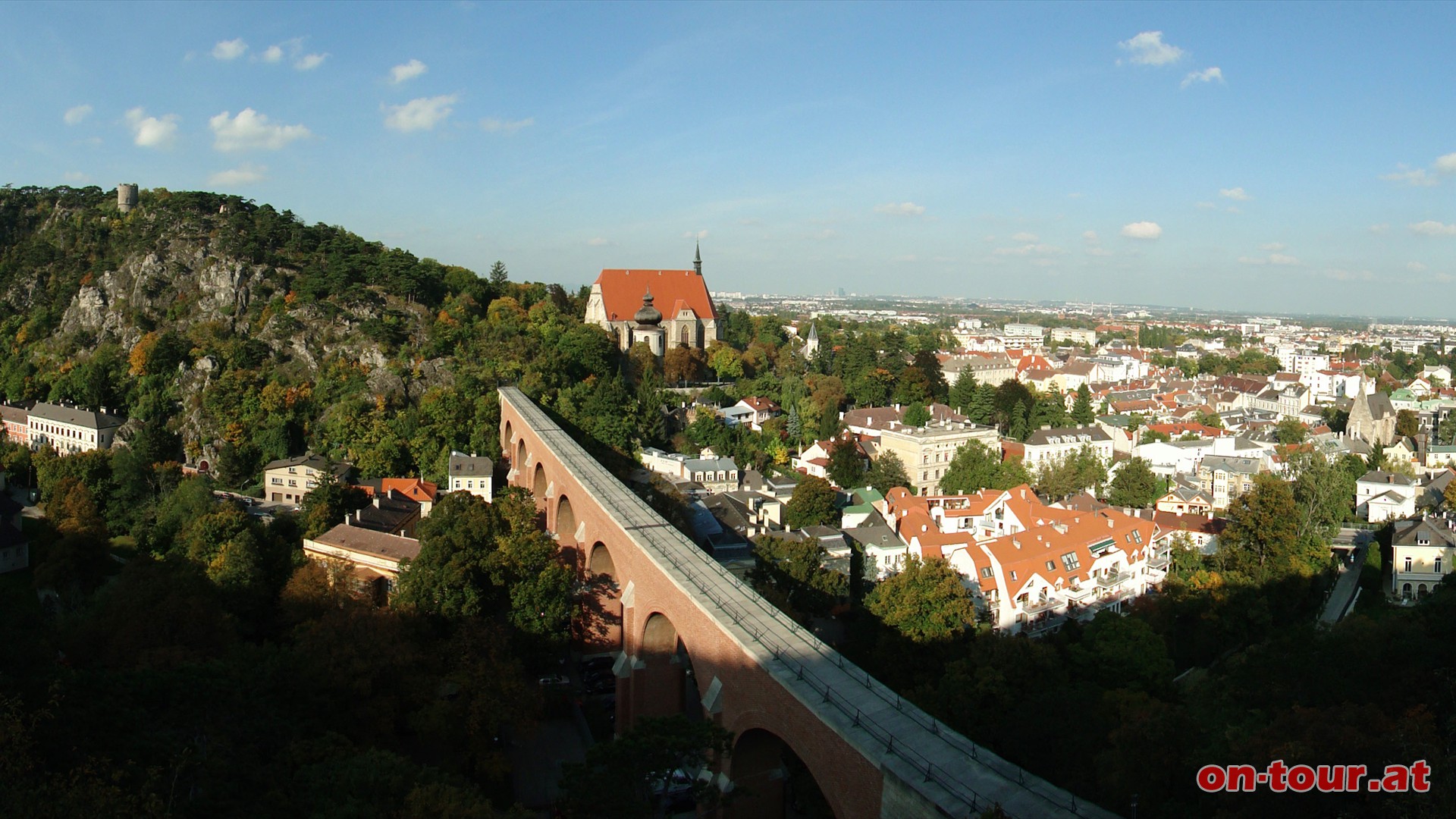 Der Schwarze Turm, der Hochquellleitungs-Aqudukt, die Hallenkirche St. Othmar, die Altstadt von Mdling und die Spitalkirche ganz rechts.
