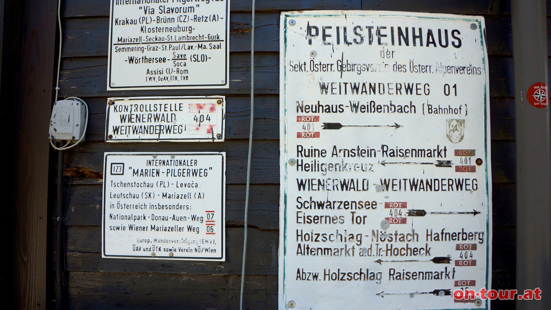 Wander- und Pilgerwegleitsystem am Peilsteinhaus. Nun zum alpinen Teil; die Wandfusteig Runde. Schwenk nach Westen zum Gipfelkreuz.