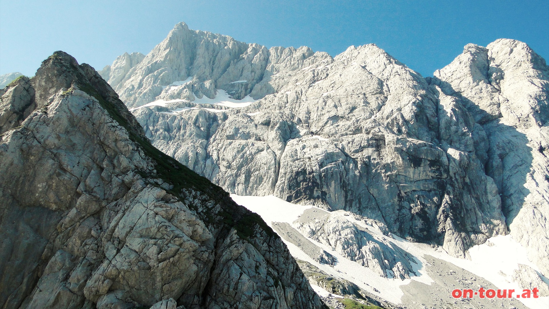 Die imposante, mchtige Nordwand der Hohen Warte, dem hchsten Berg der Karnischen Alpen, beeindruckt sehr.