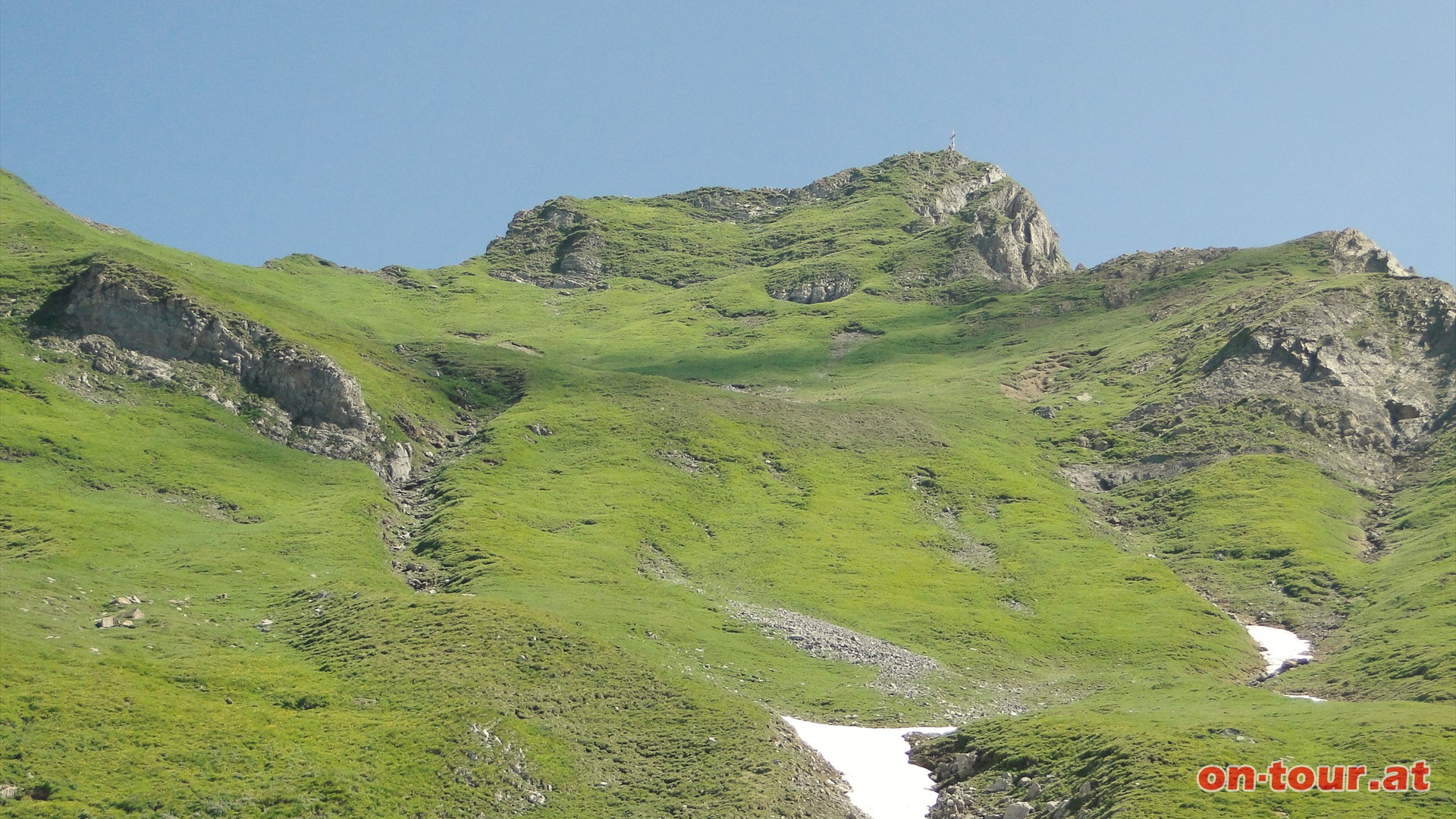 Weiter in nrdlicher Richtung. Ein kurzes steileres Stck ber Steighilfen, gleich nach dem Trl, danach den Grasmattenhang zum Gipfel bergauf.