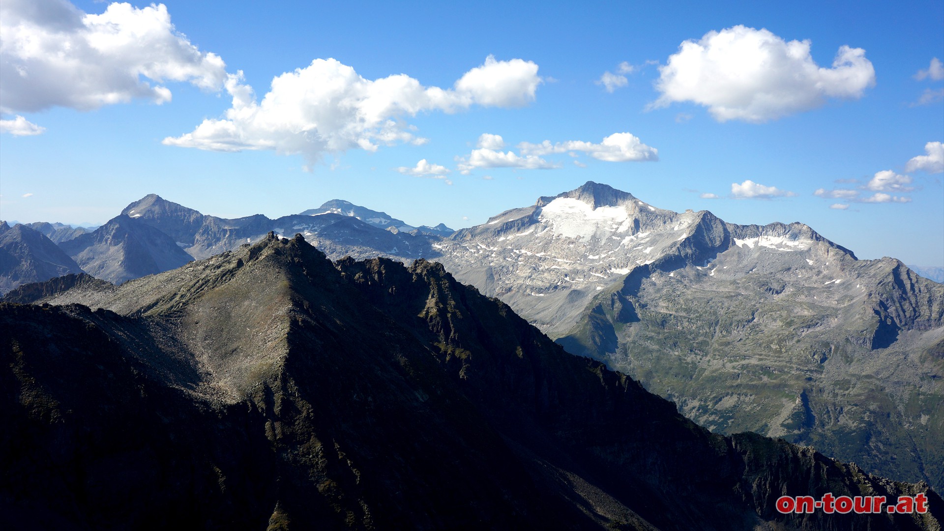 Drei markante Gipfel der Ankogelgrupppe ragen hervor. Links das Suleck, in der Mitte (Hintergrund) der Ankogel und rechts die Hochalmspitze.