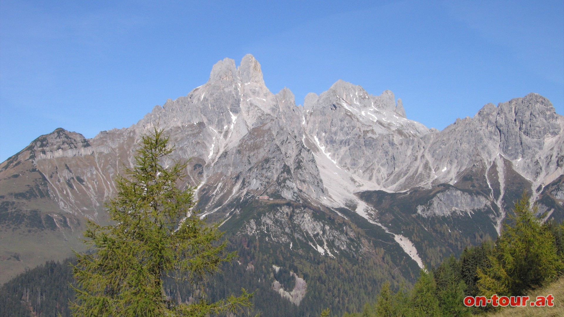 Die Bischofsmtze (2.458m), einer der bekanntesten Berge der Region, ist nur ber einen anspruchsvollen Klettersteig erreichbar.