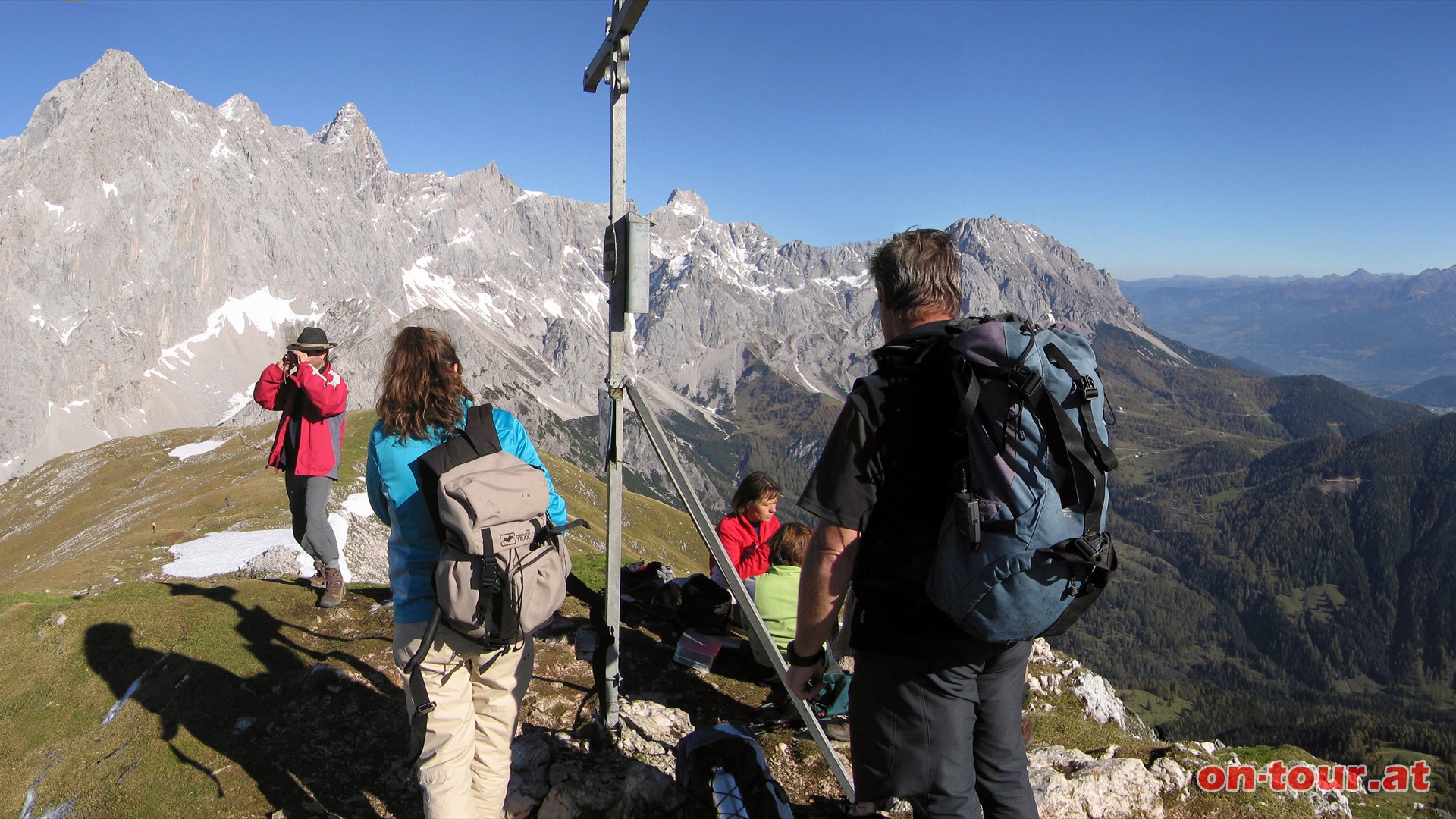 Eine herrliche Aussicht zum Dachsteinmassiv und weit in das sterreichische Alpenland erwartet den Wanderer auf dieser Tour.