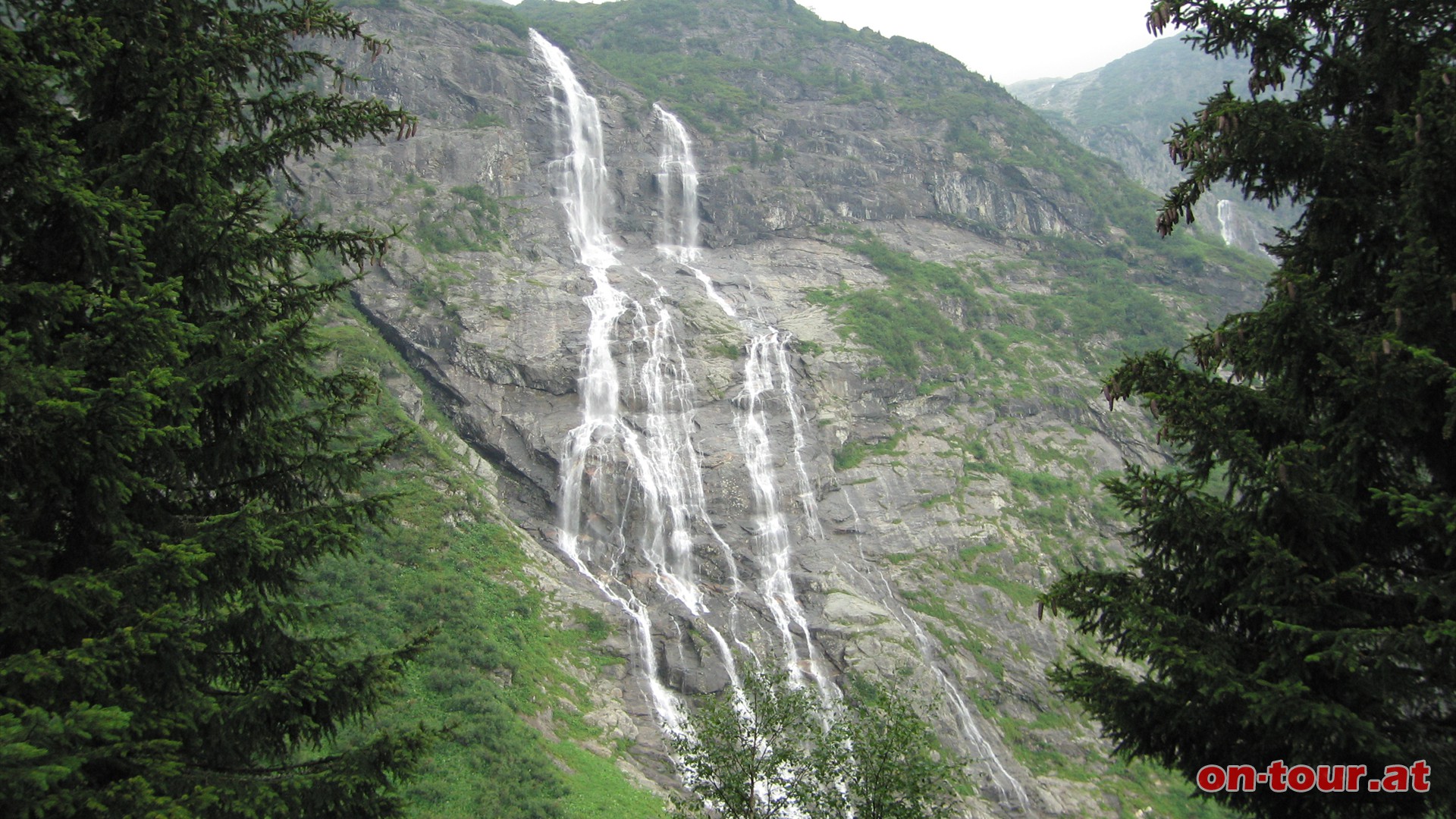 Erwhnenswert ist noch der Wasserfall gegenber der Grawand Htte auf 1.640 m (ebenfalls eine Einkehrmglichkeit).