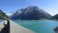 Am Ende des Schlegeisgrundes leuchtet bereits der Schlegeiskees-Gletscher hervor. Der Stausee Schlegeis beeindruckt seinerseits mit der krftigen olivgrnen Farbe und der 131 m hohen und 725 m langen, begehbaren, Staumauer.