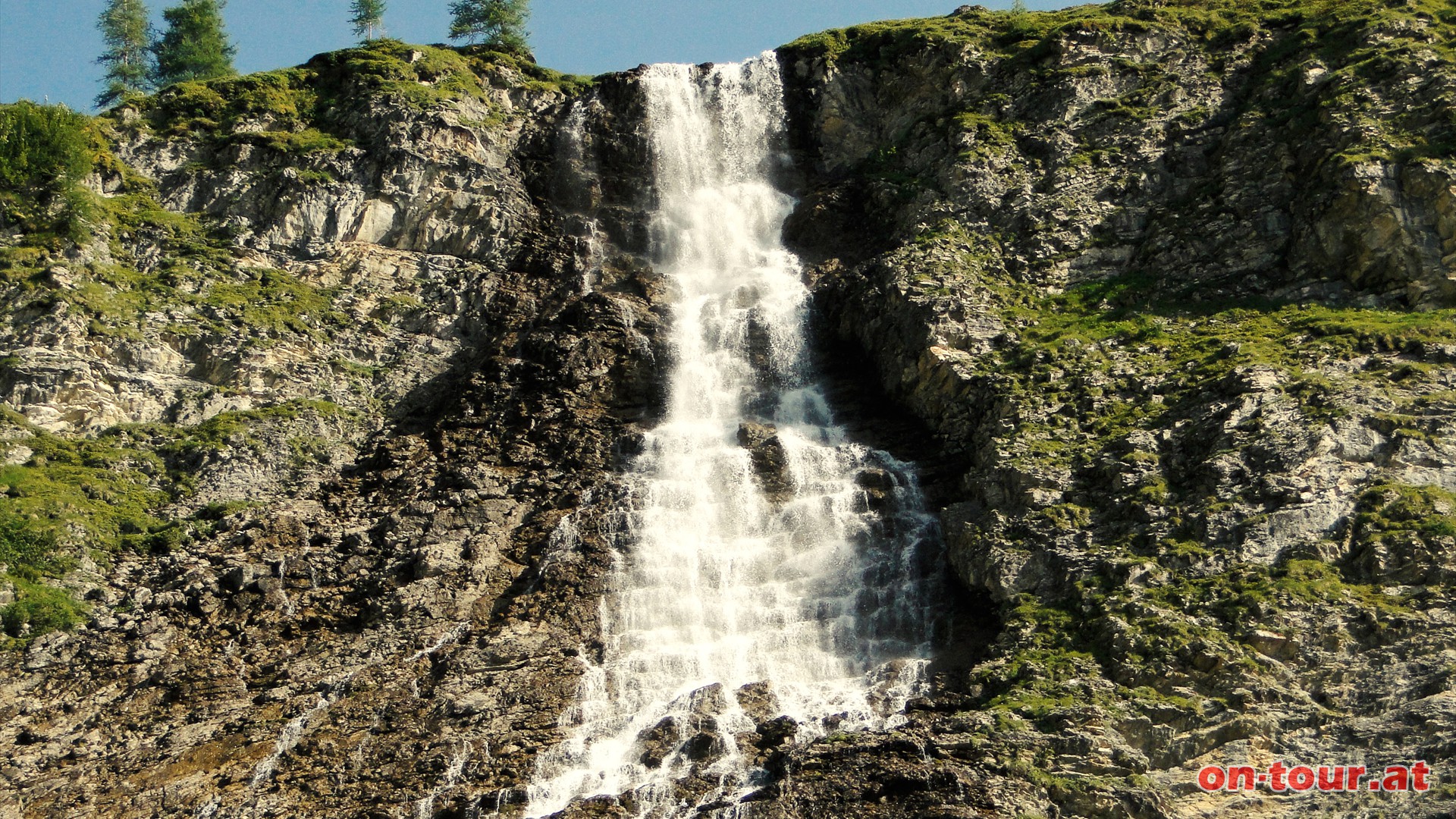 Der mchtige Wasserfall beeindruckt.