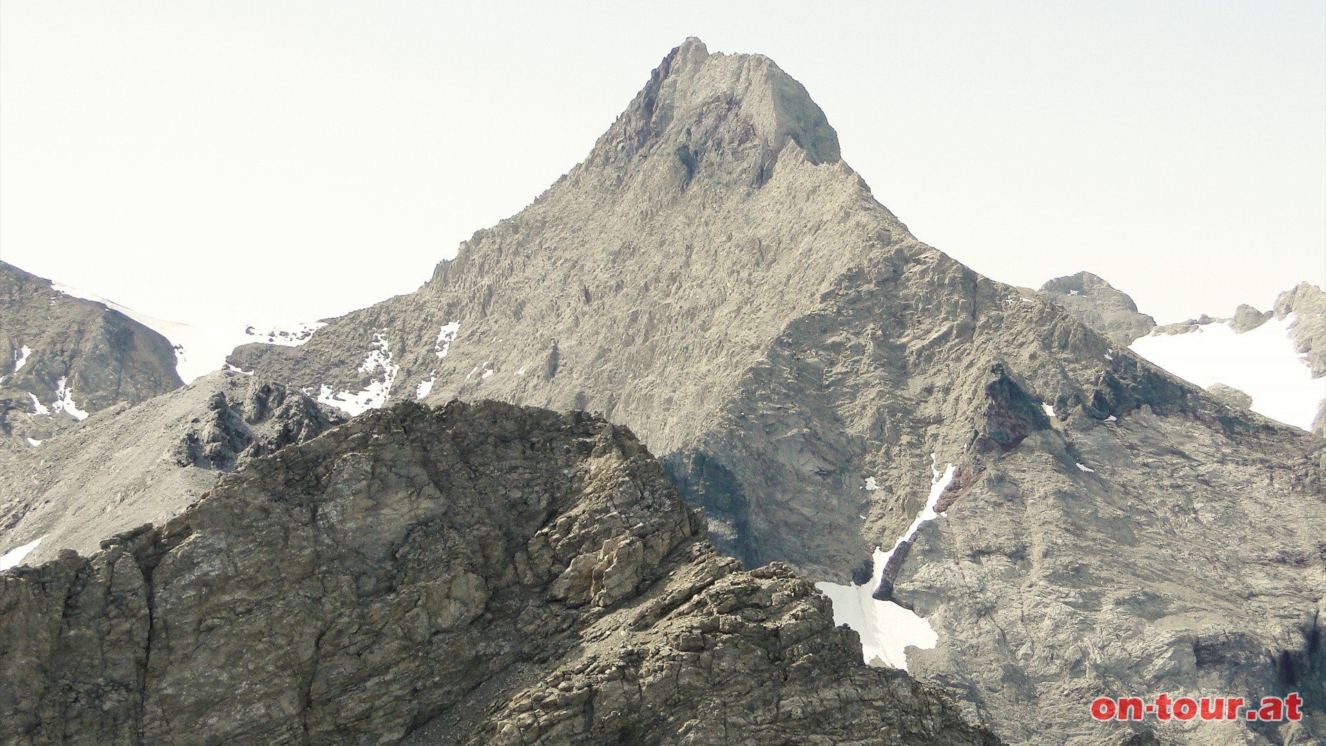 Die Gipfelkulisse der hchsten Lechtaler Berge ist gewaltig. Die Parseierspitze (3.036m) berragt sie alle.