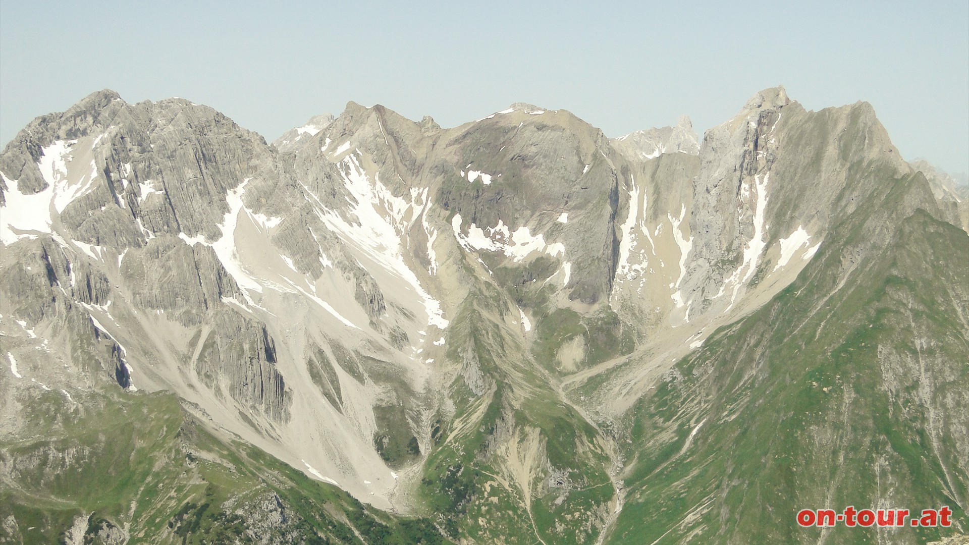 Im Westen beeindrucken die Grielspitze, die Rote Platte und die Freispitze (von links nach rechts).