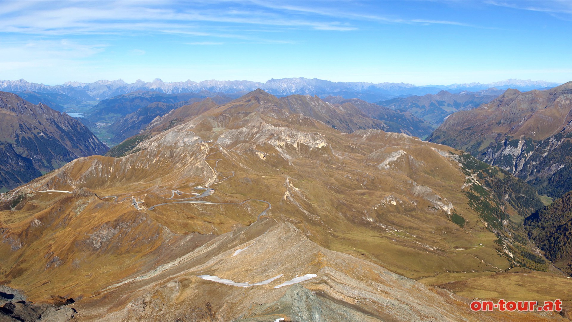 Brennkogl-Nordpanorama mit dem Ferleitental (links) und dem Seidlwinkltal (rechs). Dazwischen liegt die Groglockner Hochalpenstrae mit der Edelweispitze