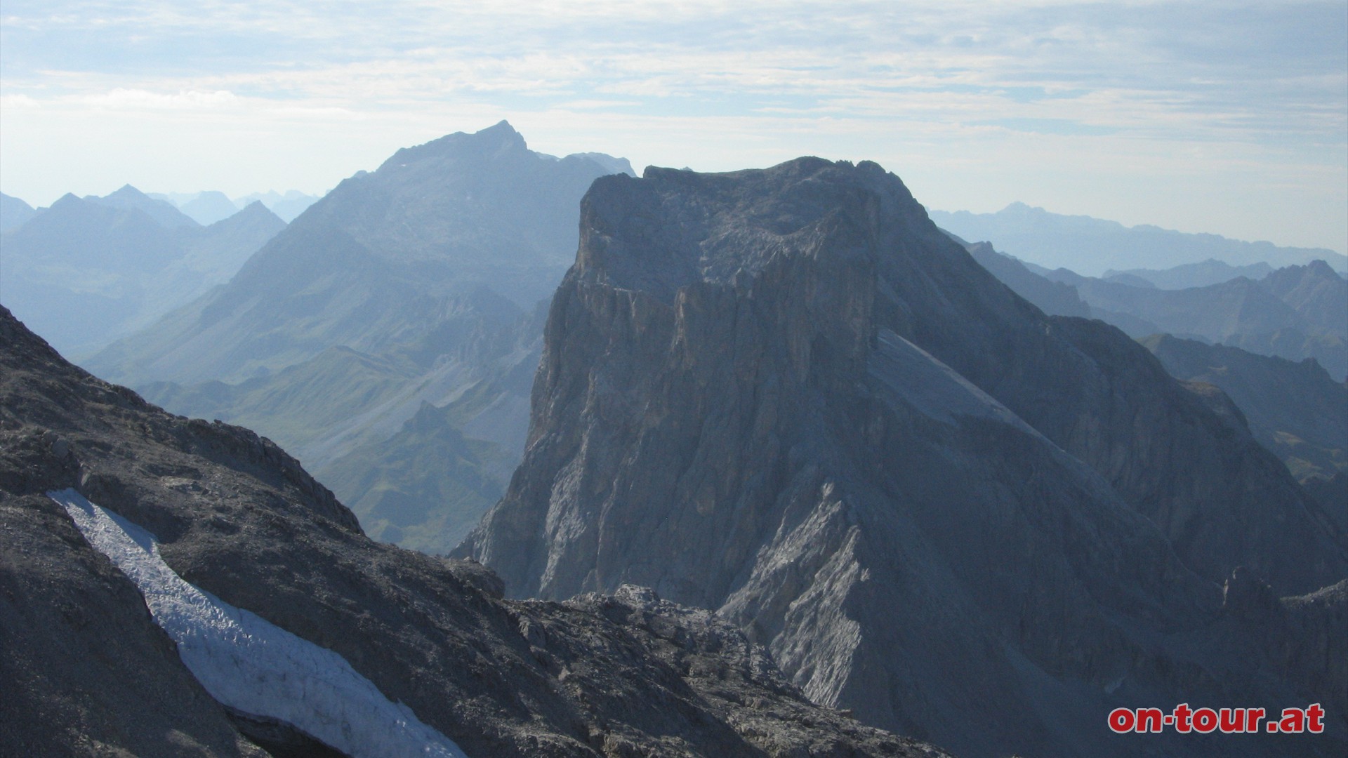 Im Nordwesten sind die hchsten Gipfel des Rtikons; die Schesaplana. Im Vordergrund stehen die Drei Trme.