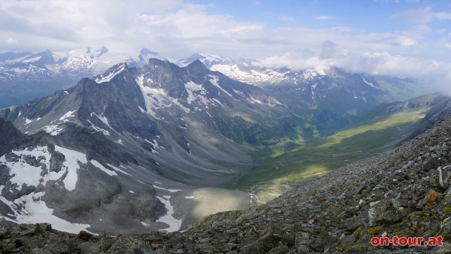 Der Alpenhauptkamm im Westen und links im Hintergrund der Grovenediger.