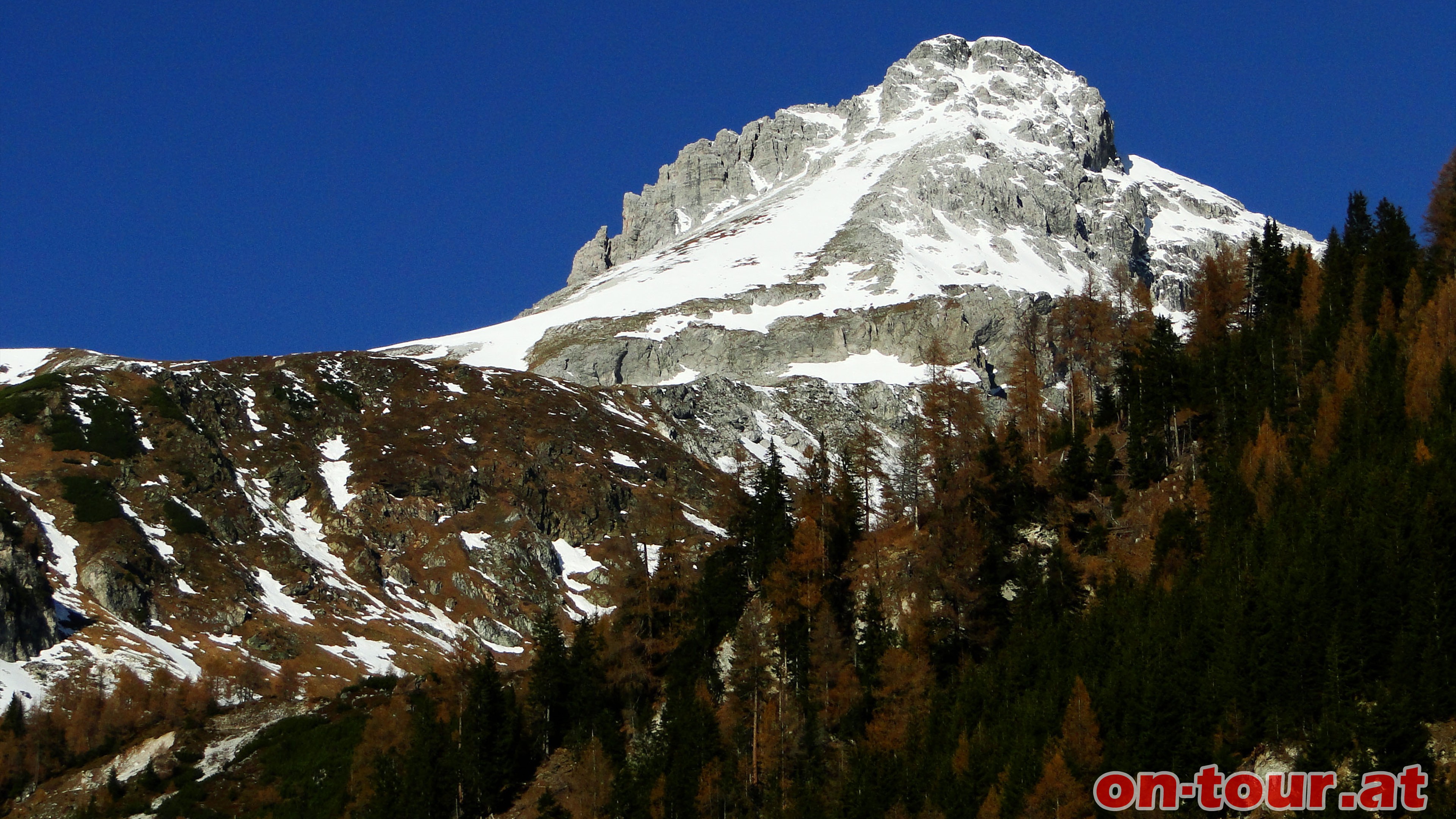 Sehr bald sehen wir einen der markantesten Berge in der Region - das Mosermandl.