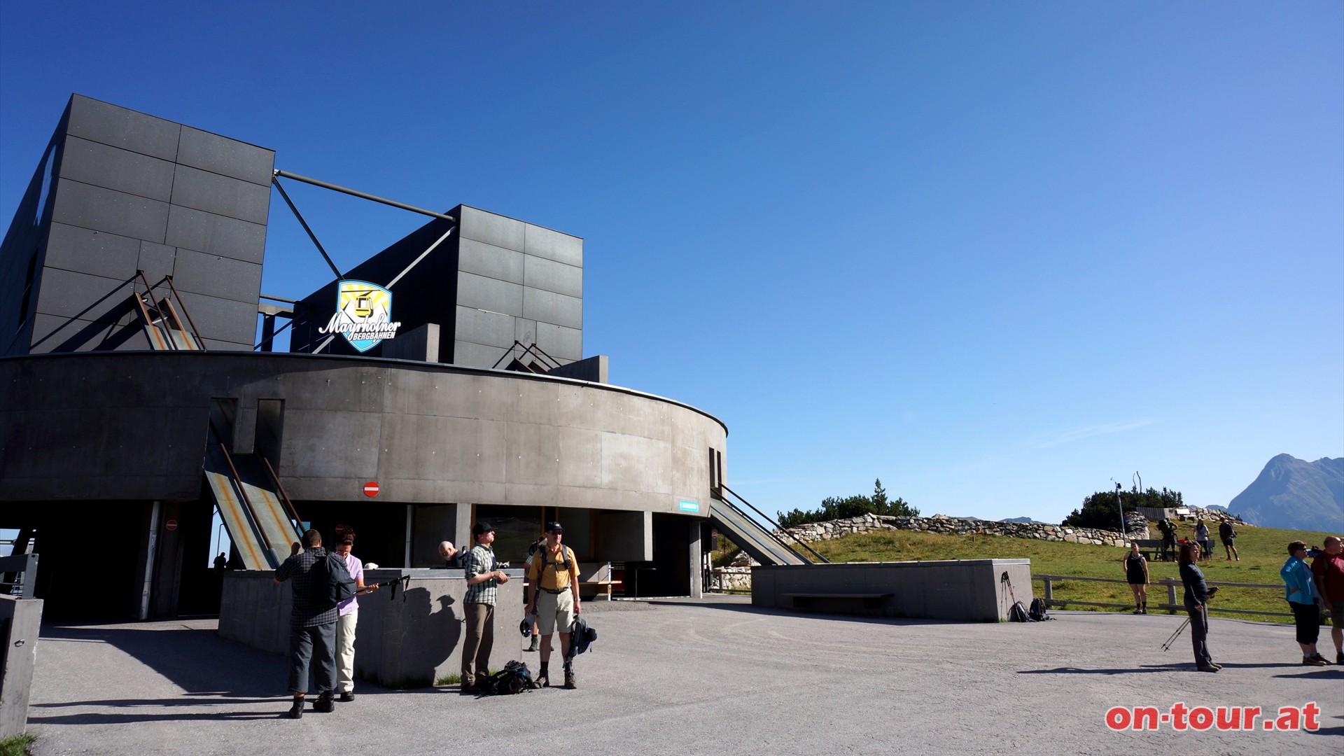 ... auf knappe 2.000 m. In weiterer Folge fhrt ein markierter Wanderweg bis zur Spitze. Aber der Reihe nach.