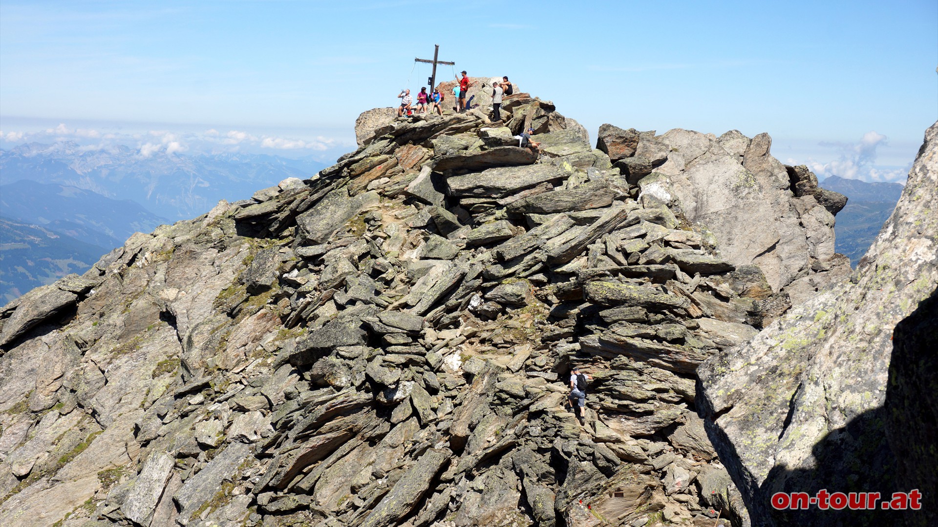  um ber weitere groe Steinplatten zur Spitze zu gelangen.
