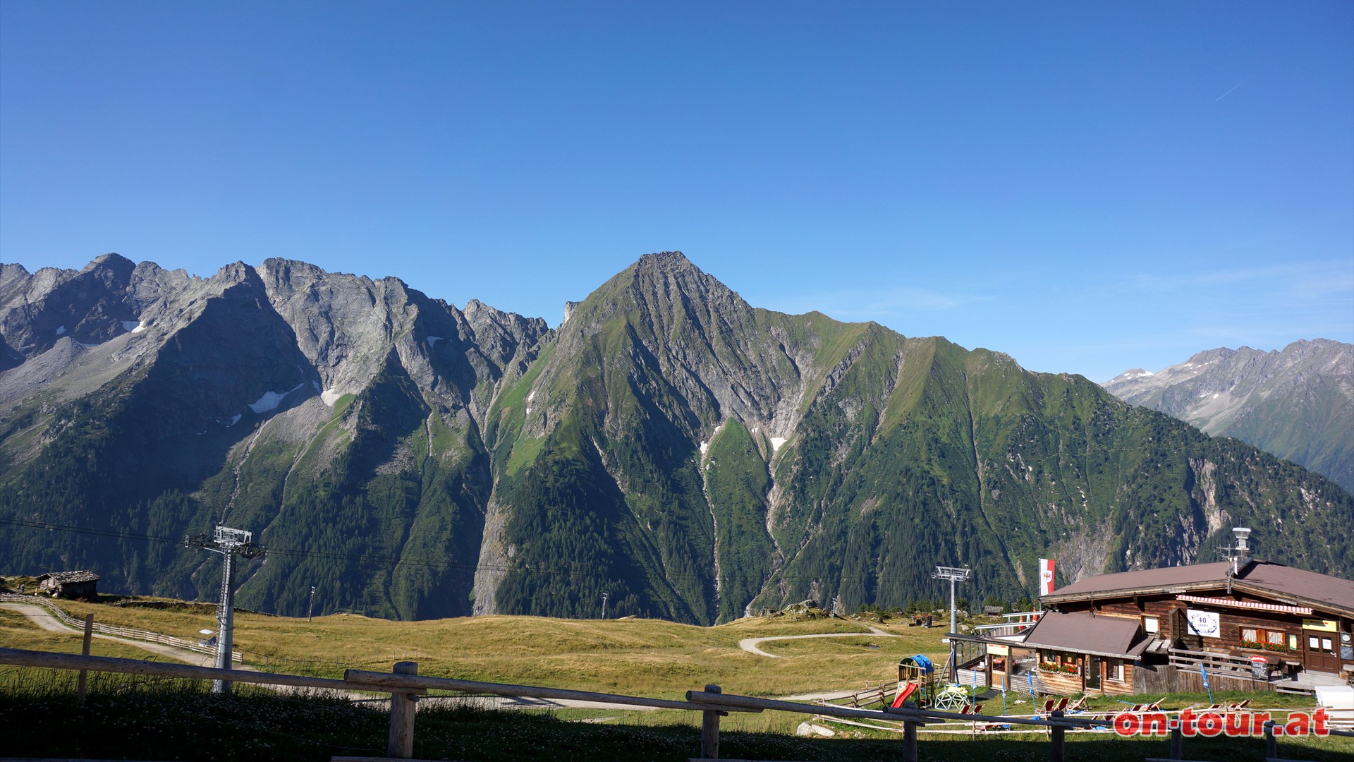 Auf der Bergstation beeindruckt spontan der benachbarte, 2.765 m hohe, Tristner im Sdwesten.