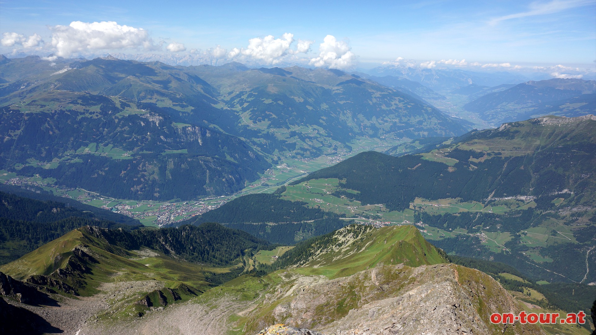ber 2.300 m tiefer liegt Mayrhofen im Zillertal; dahinter die Tuxer Alpen.