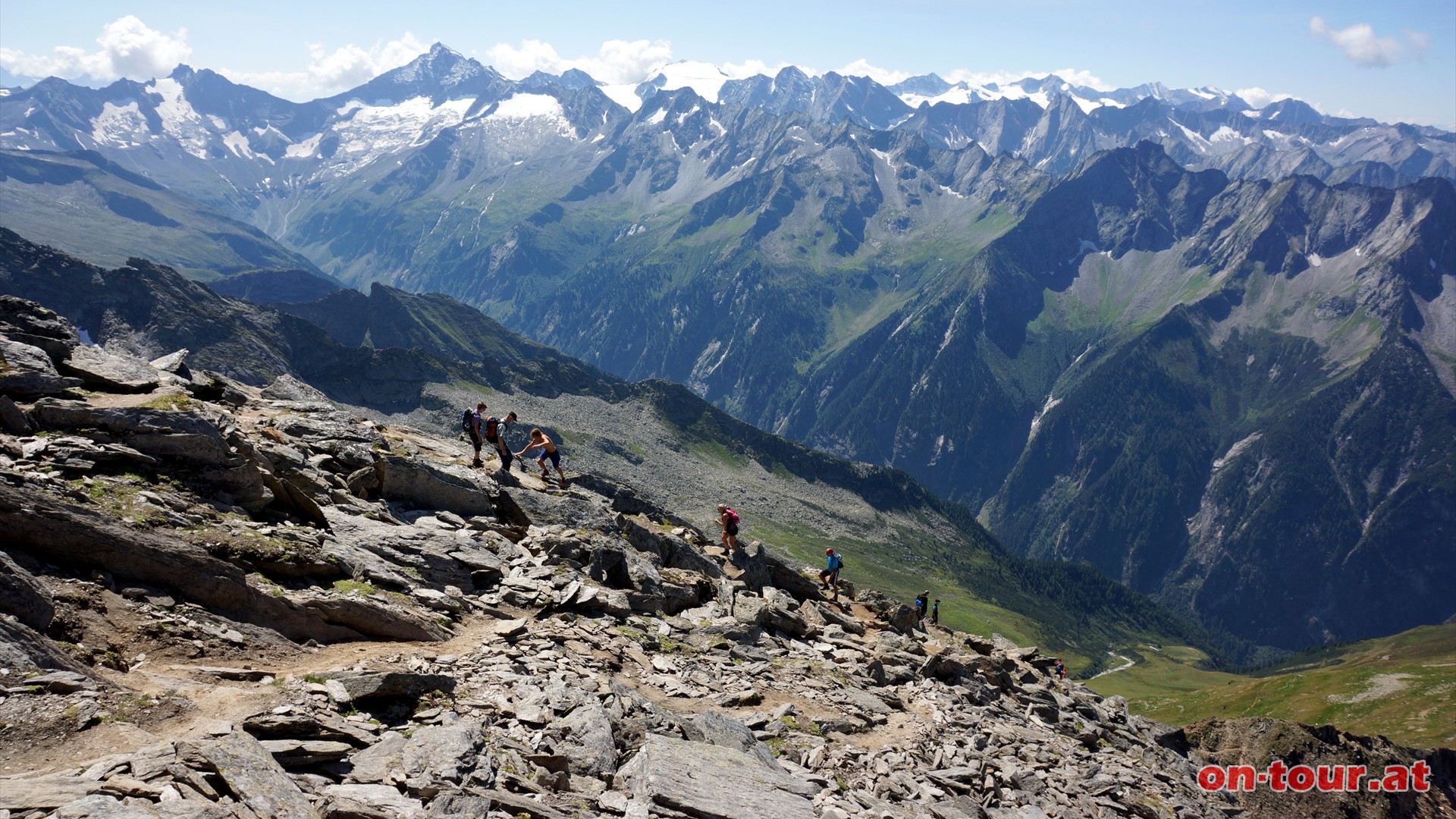 ber groe Steinplatten gelangt man schlielich 