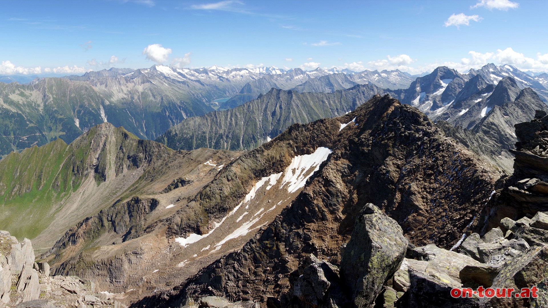 Die ersten schneebedeckten Spitzen im Osten (Mitte) markieren das Gebiet rund um die Reichenspitze, bereits an der Salzburgischen Grenze.
