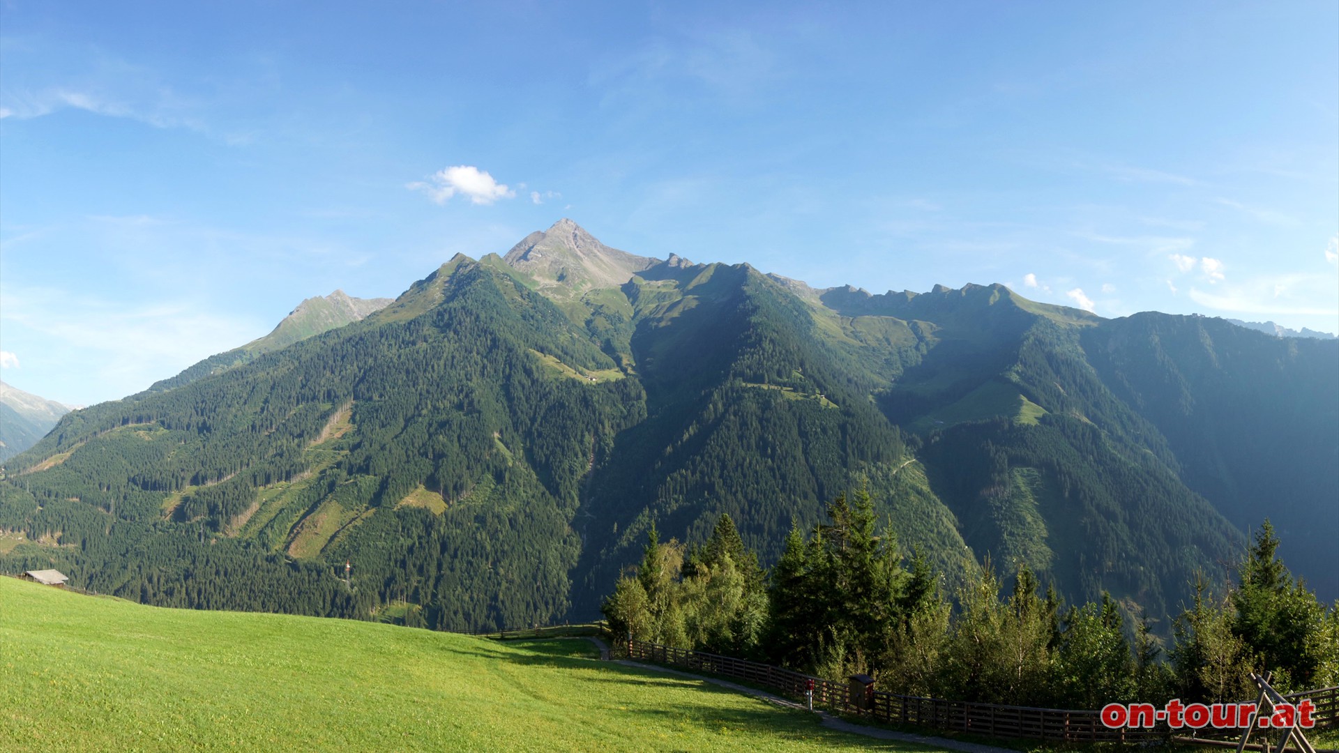 Die pyramidenfrmige Ahornspitze (hier vom benachbarten Berggasthaus Steinerkogl aus) ist ein besonderer Touristenmagnet im Zillertal.